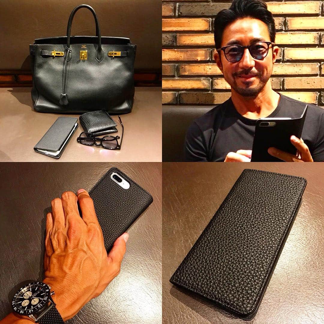 のインスタグラム：「【おすすめスマホケース】僕が愛用している身の回りのアイテムに似合うスマホケースをずっと探していたんですけど、なかなかコレといったものが見つからなかったんですが、ようやく気に入ったスマホケースを見つけました。それが、この「BONAVENTURA（ボナベンチュラ）」というブランドです。ご存知ですか？  口コミやインスタグラム、雑誌掲載などで評判を呼び、リピーターが続出する人気商品だそうで……。素材は、高い耐久性と美しい発色が特徴のドイツの老舗タンナーである「ペリンガー社」製のジャーマンシュリンクレザーを使用。ブランド名は書けませんが、あの超高級メゾンも使用している素材と言えば、そのクオリティの高さもおわかりいただけるはず。素材を活かした超シンプルなデザインもいいでしょ。内側には、名刺やカードも入れられるし、普段使っているエルメスのバーキンやペッレ モルビダのリザードの財布と合わせてもイイ感じに馴染んでくれます。いろいろと種類は出ているそうですが、僕はシックな黒のシュリンクレザーで、ステッチの目立たないタイプを選んでみました。対応機種も、iPhone8/7、iPhone8/7Plus、iPhoneXと豊富なのもおすすめポイント。パッと見では、どこのブランドかわからないのもいいし、手元にあるだけで高級なオーラも放ってくれますよ。ということで、とってもおすすめなのであります。購入はコチラから→ www.mybonaventura.com  #ボナベンチュラ #BONAVENTURA @bonaventura.official #yoshimasahoshiba  #FORZASTYLE  #干場義雅 @yoshimasa_hoshiba #yoshimasahoshiba  #mensstyle  #mensfashion #fashion #coordinate #menswear #ootd #ootdshare #ootdfashion #instagood」