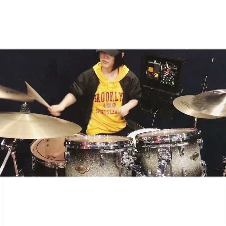 山田菜々美のインスタグラム：「. チーム8結成4周年記念祭の時 日本ガイシホールで披露した SKE48さんの「アイシテラブル！」の ドラムの練習です🥁 . へなちょこドラムではありますが 握手会とかコメントでドラムのお話に なる事も多いので投稿してみました🙇🏻‍♀️ . 最後の方は間違えて 笑っちゃってます、わら . 温かい👁👁でご覧下さい。 . #ドラム #練習 #楽器」