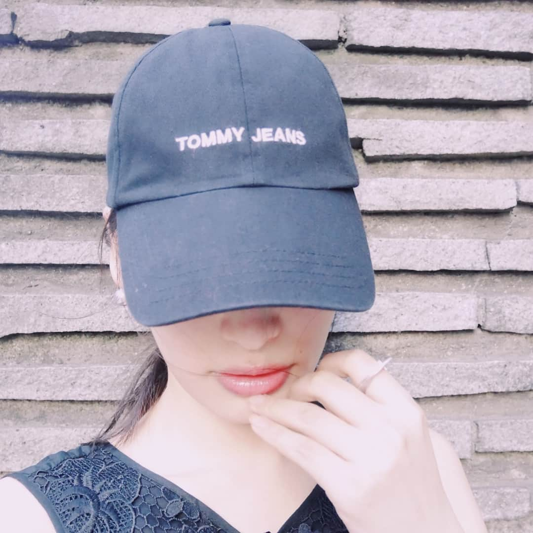 大政絢さんのインスタグラム写真 - (大政絢Instagram)「私服 後ろにピンクのリボンが🎀 リボン結びにすると甘くなりすぎるからこの結び方に！ この時期は日焼けしないように帽子も欠かせないですね〜 #今日の絢服 cap  #tommyhilfiger  one-piece #tommyhilfiger  shoes #staccato」7月5日 15時33分 - aya_omasa_official