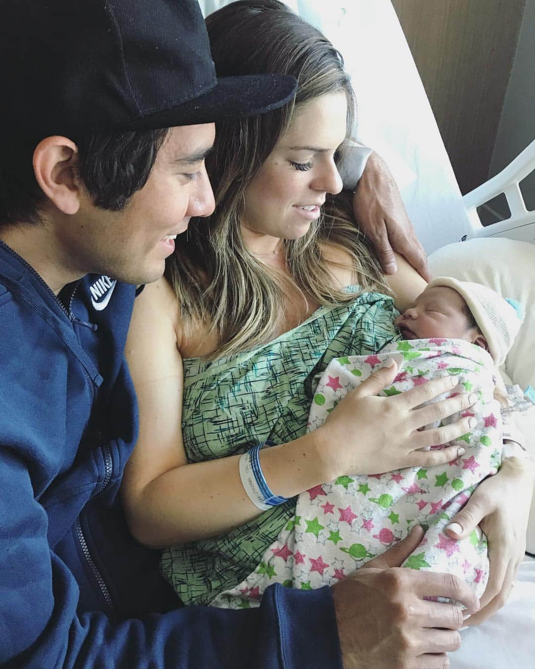 ザック・キングのインスタグラム：「So proud of @rachelmking for giving up her body for 9 months to bring this little guy into the world! #babyboy」