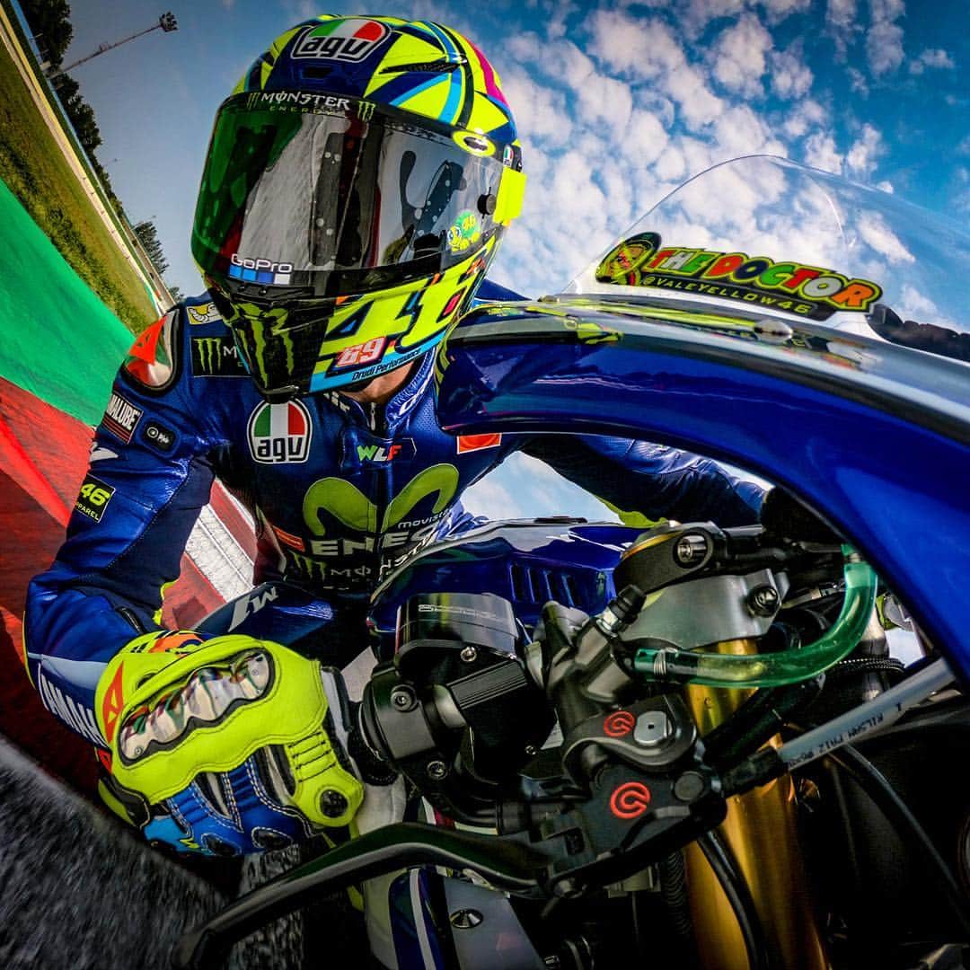 バレンティーノ・ロッシのインスタグラム：「Training at @misanoworldcircuit with the R1 📸 by @gopro  @vr46ridersacademyofficial」