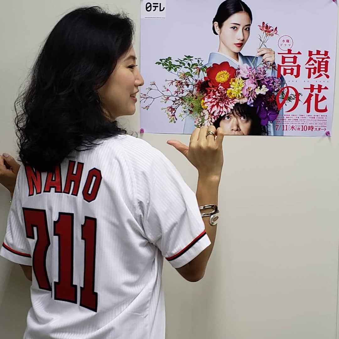 日本テレビ「高嶺の花」さんのインスタグラム写真 - (日本テレビ「高嶺の花」Instagram)「幻の始球式...雨😭  #高嶺の花 #戸田菜穂」7月5日 18時55分 - takanehana_ntv