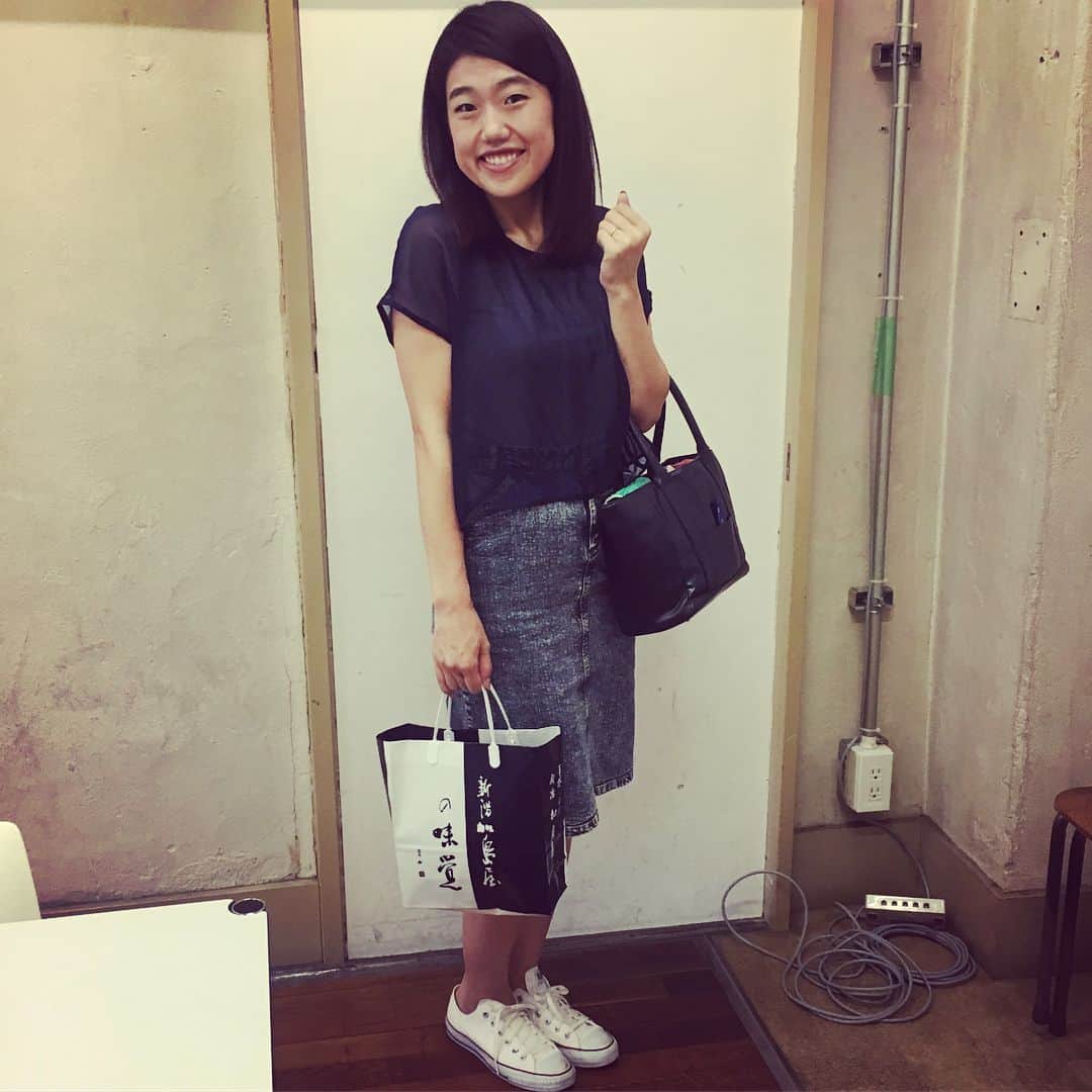 横澤夏子さんのインスタグラム写真 - (横澤夏子Instagram)「#今日の夏子の #ファッションポイントはどこでしょう？ #ジーンズのタイトスカート！ #違います。 #白のコンバース！ #違います。 #シースルーの半袖！ #違います。 #正解は… #新潟加島屋さんの紙袋でしたー！ #持つだけでいい女になれる紙袋 #ワンランク上のオシャレコーデ #オシャレ上級者向けのマストアイテム #新潟加島屋さんの紙袋 #いろんなサイズがあるけど私はこのサイズにしちゃいます #うふ！ #本バッグより紙袋の方がパンパンになる女やろうと思ったけど #やめたよー #7月20日単独ライブ来てね #お誘い合わせの上ー #ぜひぜひぜひともーーーー！ #うふ！」7月5日 19時16分 - yokosawa_natsuko