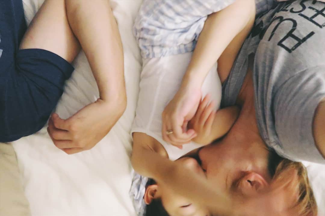 花盛友里のインスタグラム：「いつかの寝る前。 「みーんなでぎゅーってしよ♡」 って息子に言われて3人でぎゅーーー！！ しばらくキャッキャしてたら、 「はい、もうおわりでーす、バラバラになってくださーい」 って言われたよ。笑」