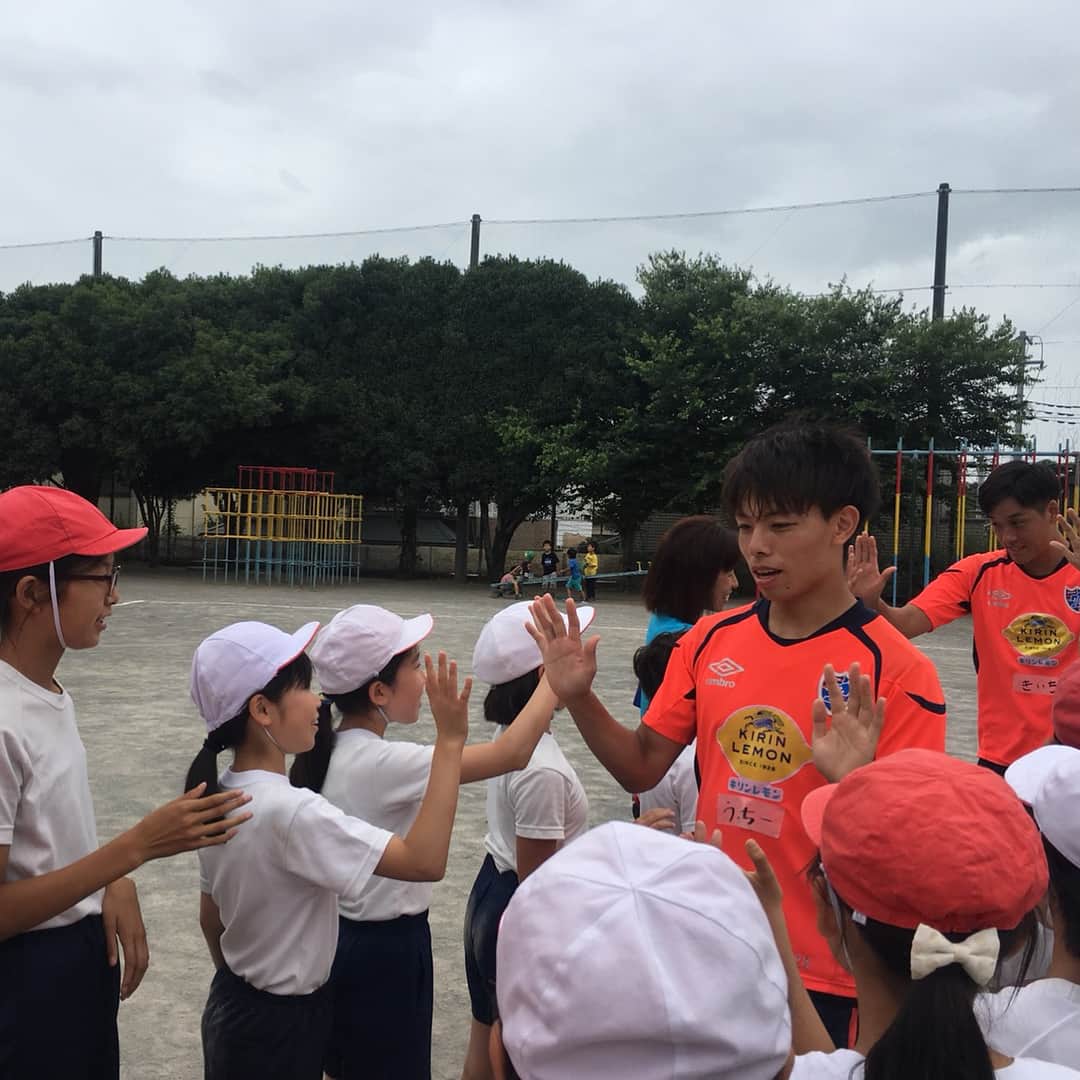内田宅哉さんのインスタグラム写真 - (内田宅哉Instagram)「小学校訪問行ってきました！🏫 サッカーして転んで砂まみれ😅 小学校の時が懐かしい⚽️ 🏃🏻 とても楽しい時間でした😁」7月5日 20時34分 - takuya__uchida
