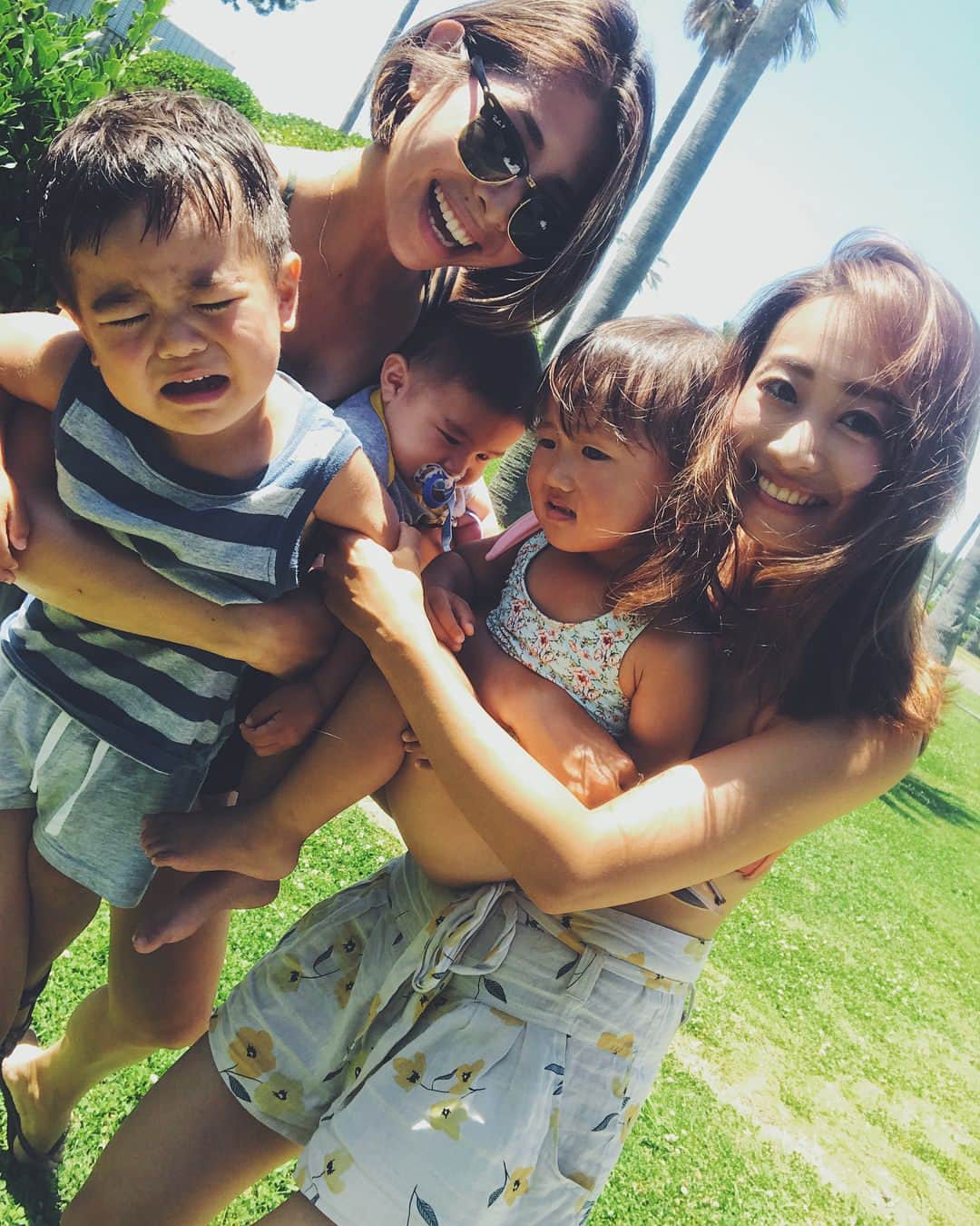 齋藤美波のインスタグラム：「✴︎ この日の海浜公園はHawaii🌴 子供達もママ達も 同い歳♥️♥️♥️ #類は友を呼ぶ ・ 子供達は兄弟みたいな やり取りしてて面白かった！笑 やっぱ女の子って男の子よりも 大人だわ♥️笑 ・ そしてやっぱり平日の 海浜公園は貸切状態で やりたい放題。笑 水着になって子供達と遊ぶ ママ達😂👍🏼👍🏼 そういうノリ出来る子最高♥️ ・ ・ #2歳と29歳 #湘南スタイル#湘南ママ#海のある生活 #夏だね #shonan#beach#park#hawaii#parmtree」