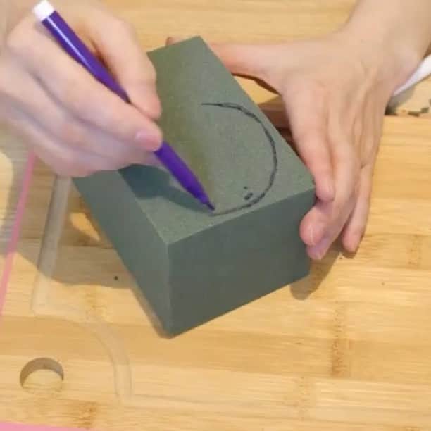 みのりんのインスタグラム：「Making Doraemon from floral foam!! Don’t worry, I put on a mask when making this so it doesn’t go into my lungs lol. What character should I make next? 花用スポンジでドラえもんを作った動画です！！次は何のキャラにしよう💓 #youtube #doraemon #asmr #foam #floralfoam #cute #flower #art #craft #音フェチ #ドラえもん  #かわいい #art #craft #carve」