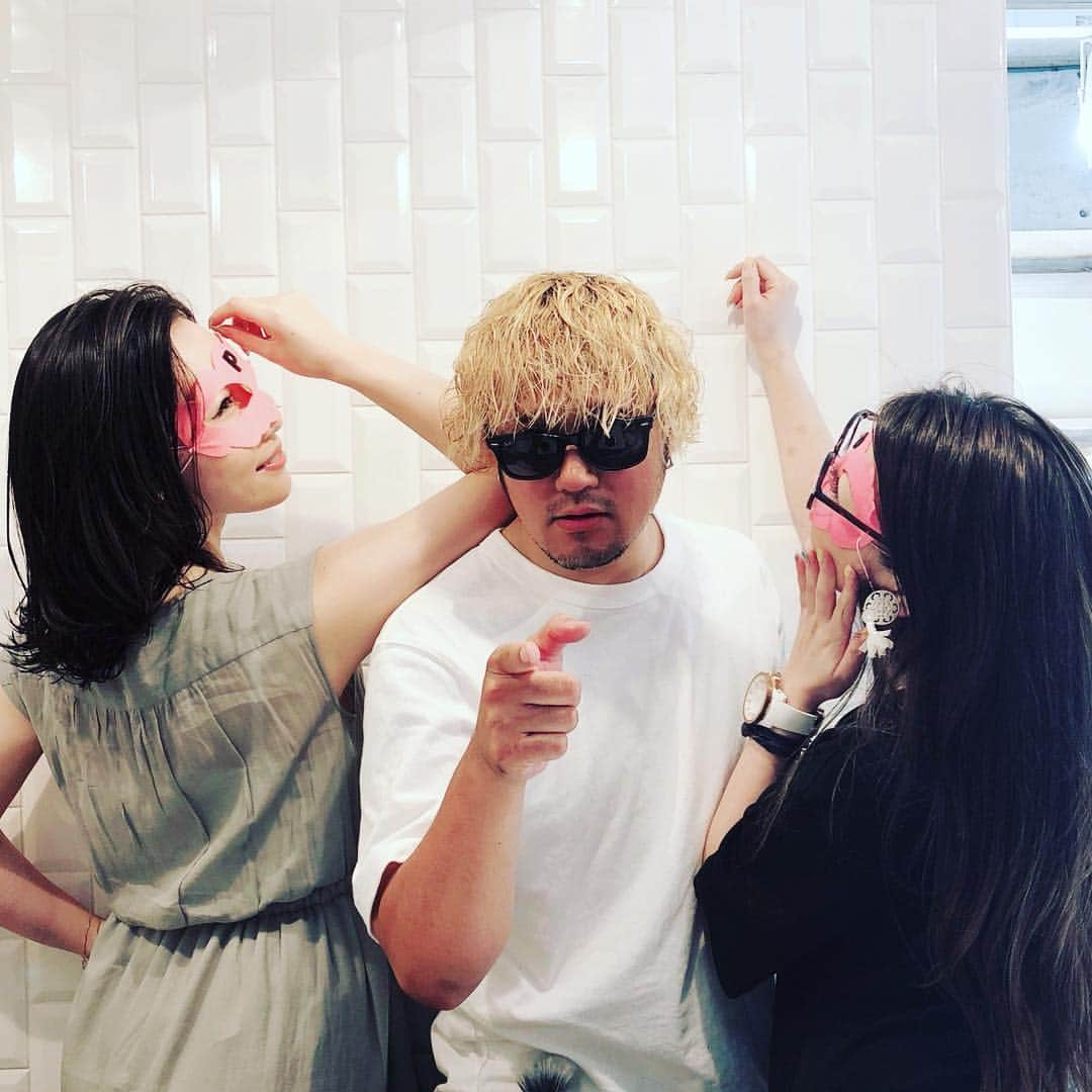 佐山愛のインスタグラム：「・ WORKSでヘアメンテ❤️ ・ まさかのれいなっち @pleiadesreina に遭遇！ ・ ダイちゃん紹介してくれのが れいなっちなんだけど、 同じ日に被る時間帯で予約していたとは！！笑 ・ すごい偶然にテンション上がって ダイちゃん @works_daisuke と 3人でキメてみた😎✨ ・ ・ #works #下北沢 #hairsalon #ぷりあでぃす玲奈 #ダイちゃん #れいなっちの仮面つけてみた」