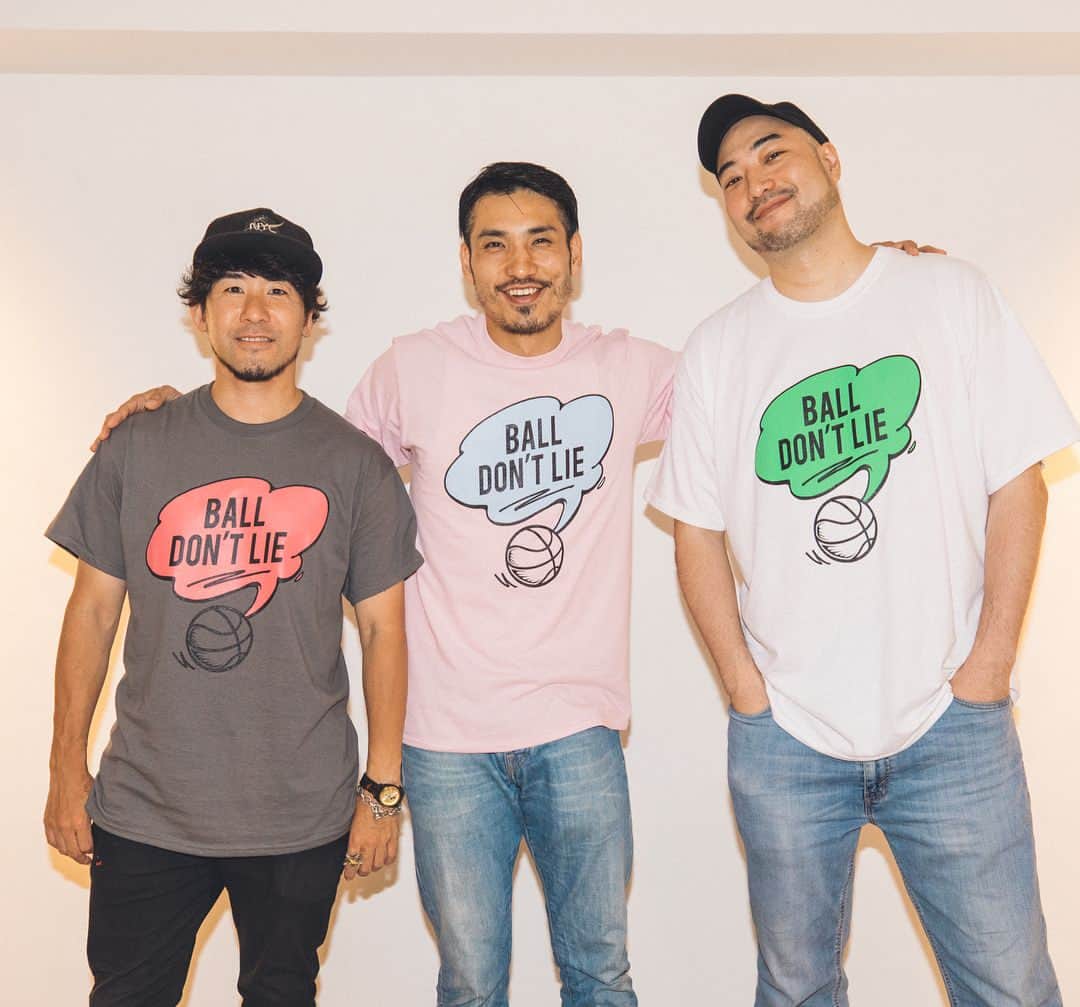 仲西淳さんのインスタグラム写真 - (仲西淳Instagram)「#HoopSlangBot オリジナルTシャツ今日から発売です！  英語で良く使うバスケットボールのスラング用語を解説する#HoopSlangBot はツイッターから始まり、バスケットボールカルチャーマガジン @fly.magazine にて好評連載中！ 今回はペイントアーティストの @dunkwell.tokyoとのコラボグッズとしての第一弾！ "BALL DON'T LIE" "ボールは嘘をつかない"という意味だがスラング用語としてもっと深い意味がある！  詳しい情報&購入は→ @factryjp から！ http://factry.shop ※今回のグッズは7/31までの完全受注生産になります。 ※購入可能サイズS,M,L,XL,2XL,3XL ¥4,800円（税込）  #flymagazine  #HoopSlangBot #fly_magazine  #BallDontLie #Factryjp #Dunkwell」7月6日 12時13分 - jwalkballfolife