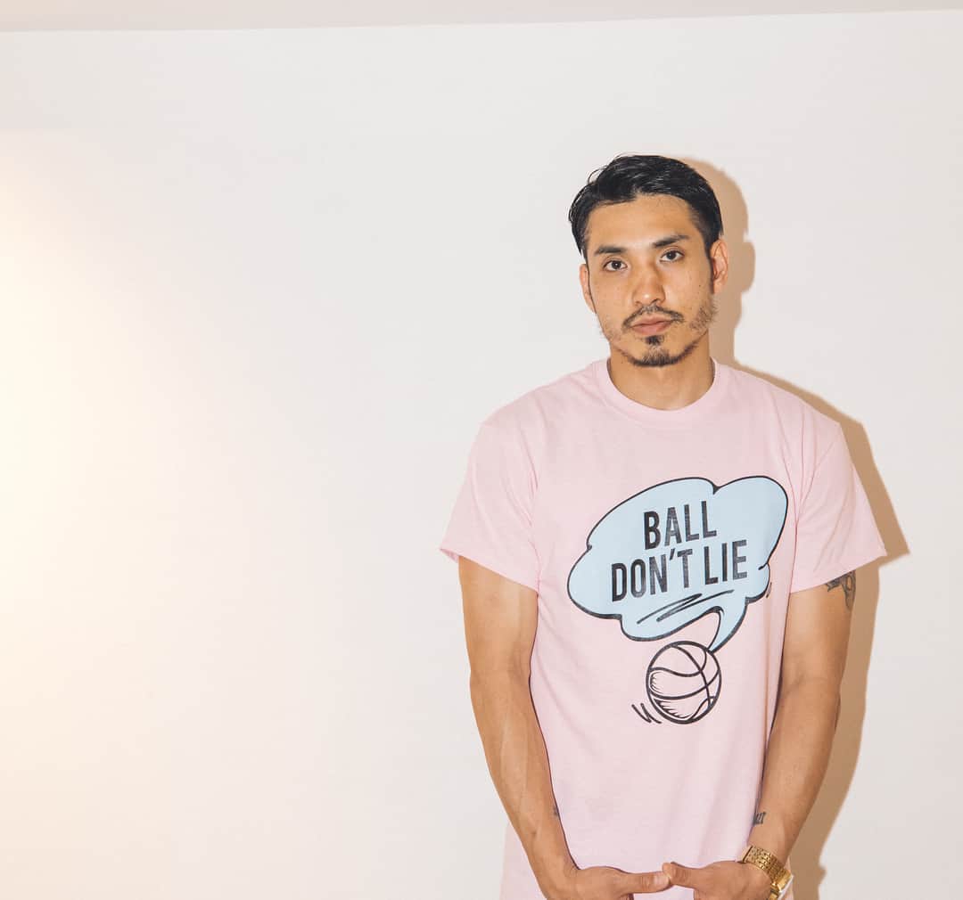 仲西淳さんのインスタグラム写真 - (仲西淳Instagram)「#HoopSlangBot オリジナルTシャツ今日から発売です！  英語で良く使うバスケットボールのスラング用語を解説する#HoopSlangBot はツイッターから始まり、バスケットボールカルチャーマガジン @fly.magazine にて好評連載中！ 今回はペイントアーティストの @dunkwell.tokyoとのコラボグッズとしての第一弾！ "BALL DON'T LIE" "ボールは嘘をつかない"という意味だがスラング用語としてもっと深い意味がある！  詳しい情報&購入は→ @factryjp から！ http://factry.shop ※今回のグッズは7/31までの完全受注生産になります。 ※購入可能サイズS,M,L,XL,2XL,3XL ¥4,800円（税込）  #flymagazine  #HoopSlangBot #fly_magazine  #BallDontLie #Factryjp #Dunkwell」7月6日 12時13分 - jwalkballfolife
