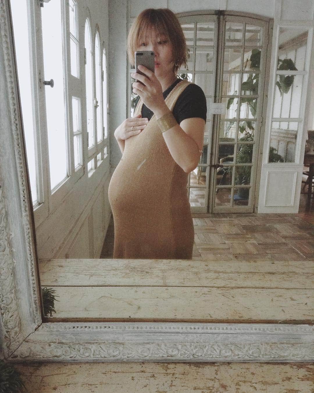 花盛友里のインスタグラム：「34weeks ほんとにトイレ3分おき。 夜中トイレ行きたすぎて死にそうになって起きる。 . #胃袋宇宙期突入」
