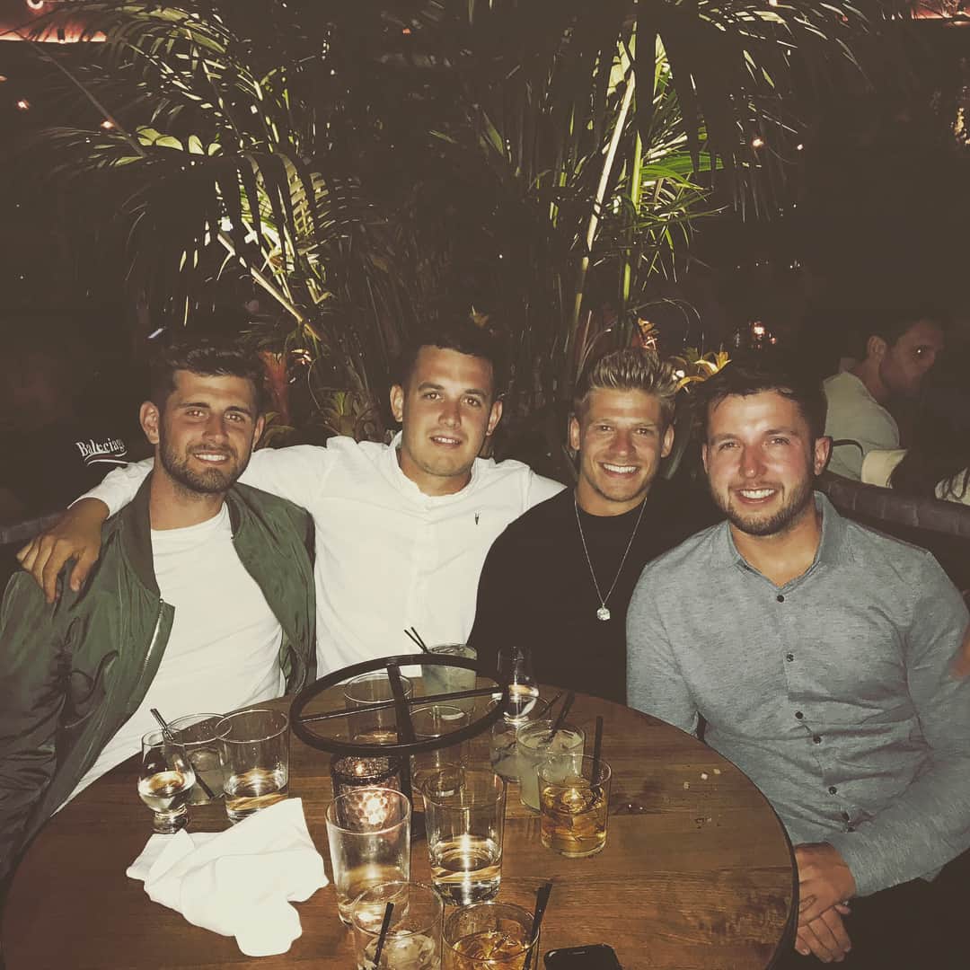 ロイド・イスグローヴのインスタグラム：「Tb to LA with my guys 💪🏼🤩」