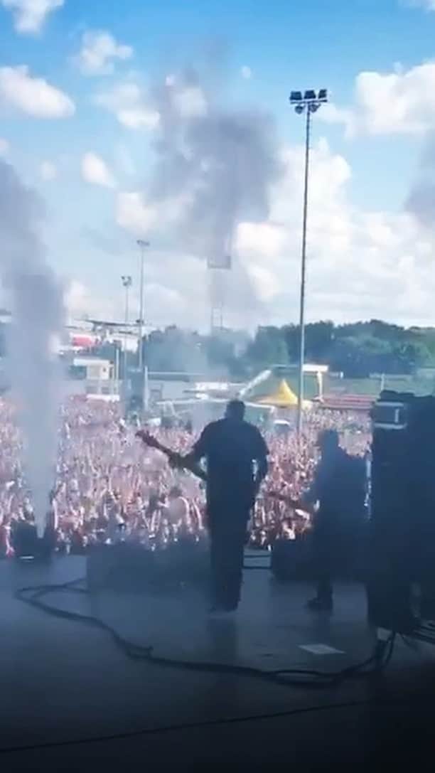 ジョエル・マッデンのインスタグラム：「What it looks like from the stage...」