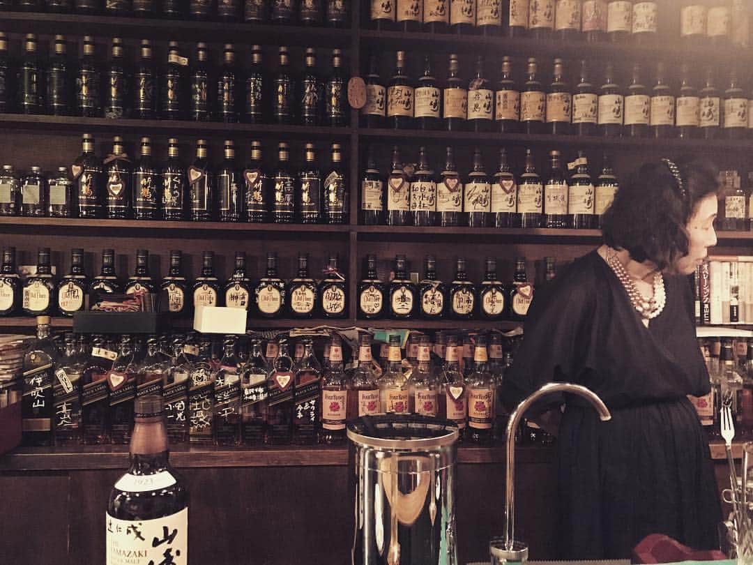 辻仁成さんのインスタグラム写真 - (辻仁成Instagram)「昭和が残る新宿の文壇バー。編集者と新作の打ち合わせ。(控えめに語り、控えめに飲む)」7月6日 6時29分 - tsujihitonari