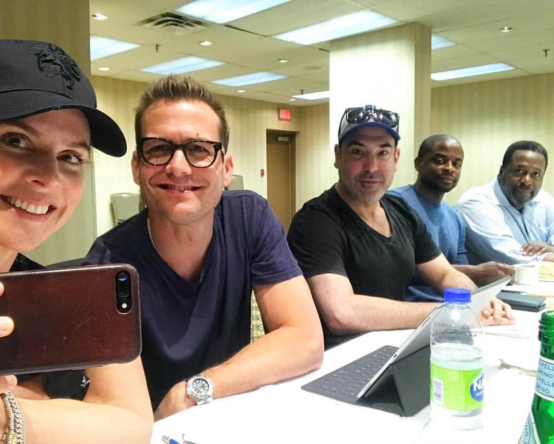 サラ・ラファティさんのインスタグラム写真 - (サラ・ラファティInstagram)「Back to work. 807 table read, sometimes they let me sit next to the director....@iamgabrielmacht . Cc: @rickehoffman @dulehill #wendellpierce」7月6日 7時41分 - iamsarahgrafferty