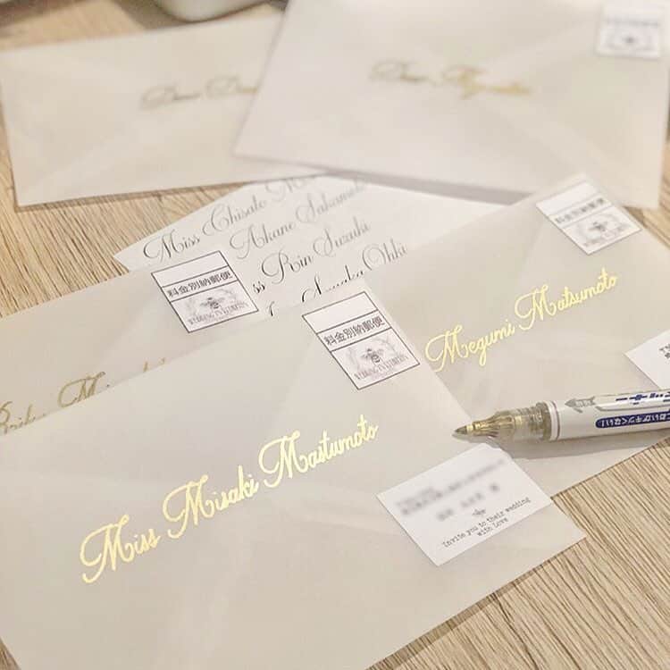 プレ花嫁の結婚式準備サイト Marry マリー さんのインスタグラム写真 プレ花嫁の結婚式準備サイト Marry マリー Instagram カリグラフィー で 招待状 の 宛名書き をするって素敵 トレーシングペーパー の上に ゴールドのインクというの