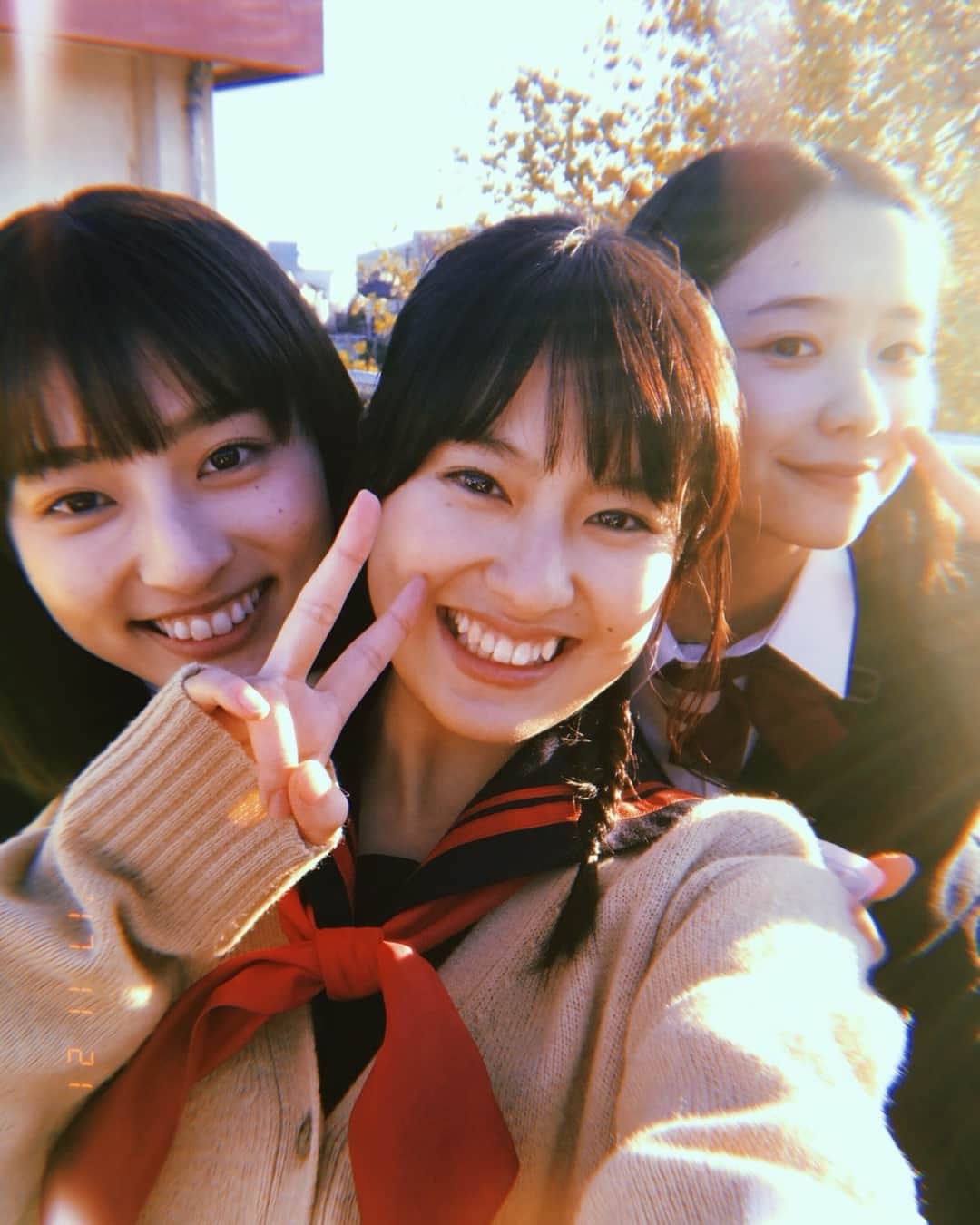 吉川愛さんのインスタグラム写真 - (吉川愛Instagram)「☺︎ 本日公開となりました！ 映画「虹色デイズ」 本当に笑えて感動する青春映画です☺︎ 私らしい杏奈ちゃんを演じました。 沢山の方に観ていただけたら嬉しいです🙇🏻‍♀️ 感想お待ちしております。 ドキドキ。 公開ということで沢山写真載せます。 1枚目はスリーショットで 1番好きな写真！ 明日は舞台挨拶があります〜 楽しもう！ ((:私は映画館に何回観にいくのだろうか...?」7月6日 9時03分 - ai_yoshikawa_official