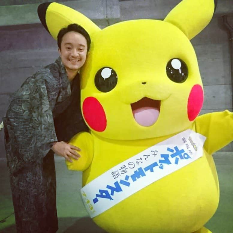 濱田岳のインスタグラム：「ピッカァー ピカピカァー  はぁ…かわいい… かわいいぜ… 痺れたぜ。  #テンション上がる #おじさん  子供の頃の#スター  #ポケモン  #映画  #ポケットモンスター みんなの物語」