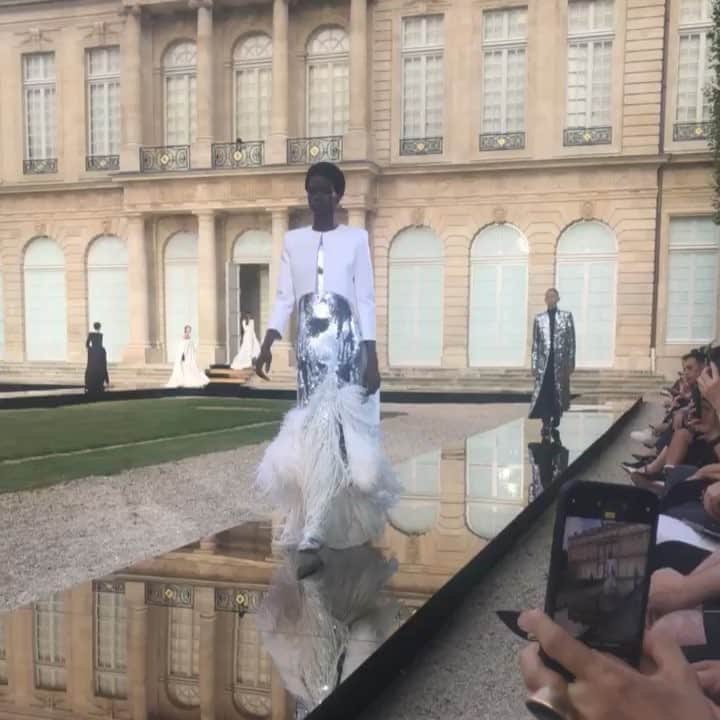 サラ・マッチのインスタグラム：「MAGICAL @givenchyofficial 2018」