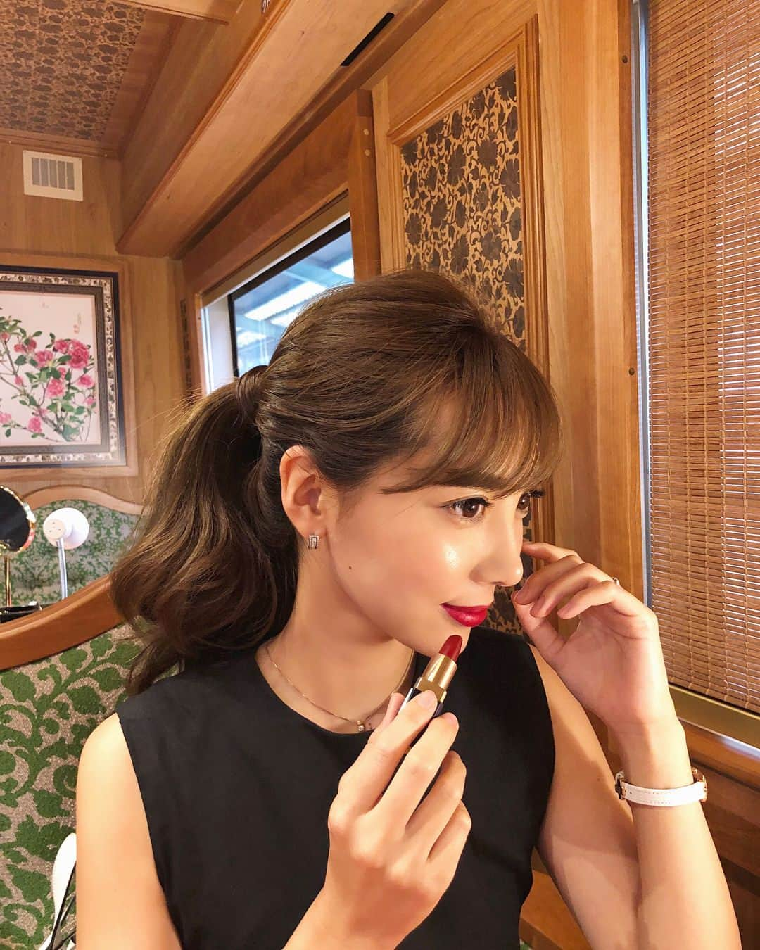 岡部あゆみさんのインスタグラム写真 - (岡部あゆみInstagram)「↩︎ ↩︎ ↩︎ ↩︎ ↩︎ clé de peaubeaute 🚅💄 新ルージュ「ルージュアレーブル カシミア」(7月21日発売)に先駆け ラグジュアリー観光列車 "THE ROYAL EXPRESS" を貸し切った 新商品体験会にご招待頂きました✨(ストーリーに車内の様子をたくさん載せました) マットな口紅ってパサつきがちなのに 本当にカシミアの様な質感で 潤いつつ発色もばっちり。 やっぱり赤リップは 気分が上がる♡ 私がつけているのは 104番のDecadent(デカダン)💋 . @cledepeaubeaute  #クレドポーボーテ #ラディアントジャーニー #ルージュアレーブル #カシミアマット #マットリップ #ルージュアレーブルカシミア #ルージュ #口紅 #赤リップ #伊豆 #下田 #伊豆急下田 #promotion #cledepeaubeaute #radiantjourney #theroyalexpress」7月6日 20時30分 - ayumi_okabe