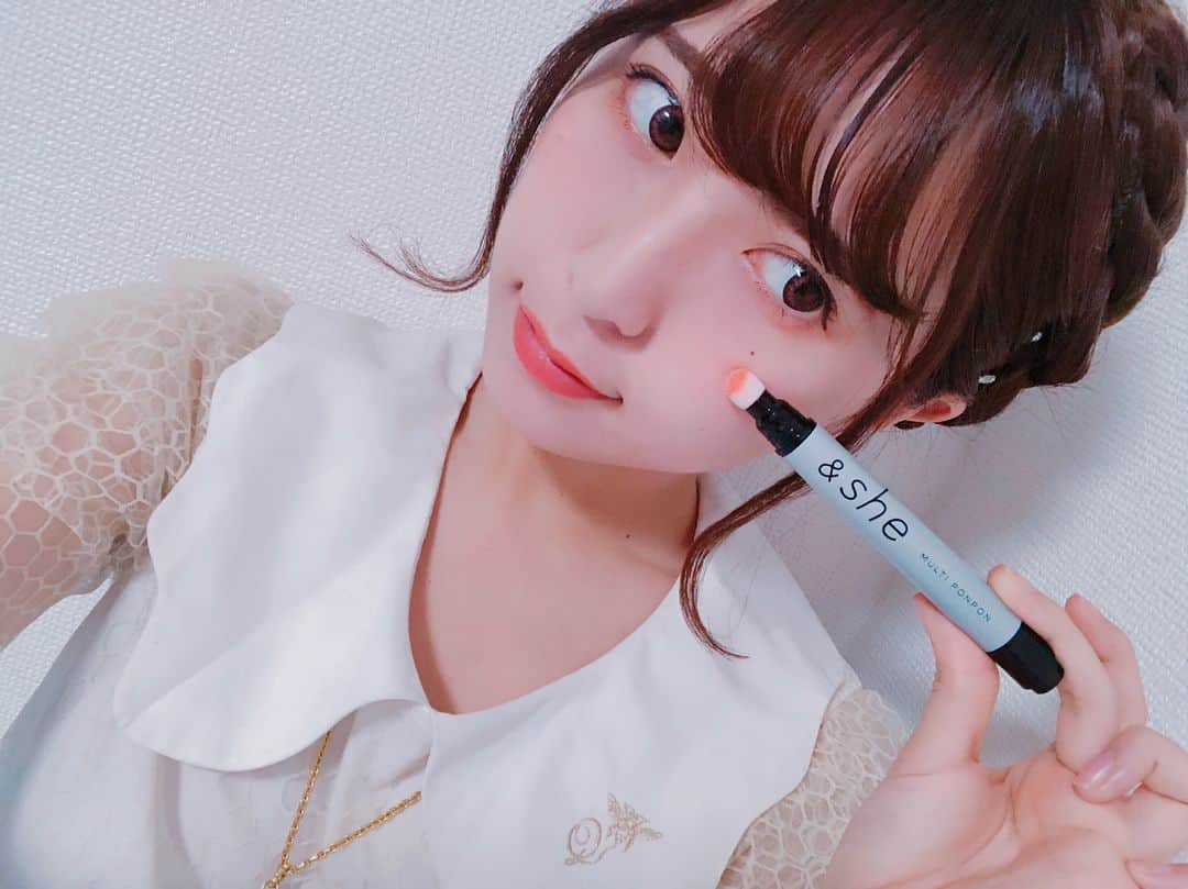 のインスタグラム：「みちょぱがイメージモデルしてる アンドシー の『マルチポンポン』 使ってみた〜 (〃ω〃)💕 . 1本でチークにもリップにもなって めっちゃ発色いいねん😆✨ . チークってかさばっちゃうけど これコンパクトやから小さいバッグの時とか めっちゃ持ち運び便利やの(〃ω〃) . . #マルチポンポン #アンドシー #andshe #オレンジポップジャム #チーク」