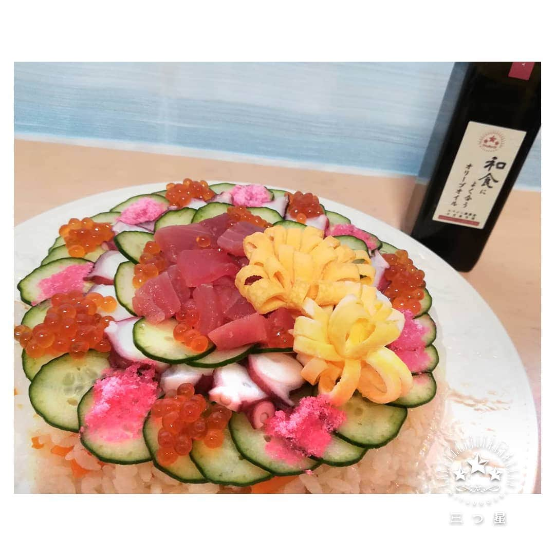 食品ネットショップ～三つ星～さんのインスタグラム写真 - (食品ネットショップ～三つ星～Instagram)「＊ちらし寿司と、和食によく合うオリーブオイル＊ This olive oil that goes well with japanese food;-) * ＊三つ星食べレポ＊ 明日は七夕ですね。お天気が心配ですが、おうちで七夕パーティーはいかがでしょうか？😄 * #だけで美味しくなるシリーズ today>かける #ちらし寿司 #七夕 #寿司 #晩ごはん #ランチ #おうちごはん #おつまみ #宅飲み #パーティーメニュー にも◎ #ビール #beer #日本酒 #sake がすすみます♪ #オリーブオイル #oliveoil #和食によく合うオリーブオイル #和食 #washoku #japanesefood #和食とオリーブオイル #WASHOKUandOliveOil #instafood #三つ星ネットショップ」7月6日 14時52分 - mitsuboshi_shop