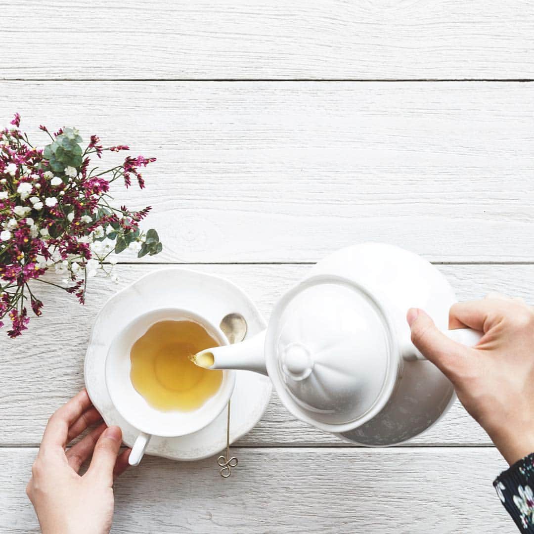 のインスタグラム：「【Good tea = good weekend!】 美味しいお茶を丁寧に淹れる。 そんなスタートで、心にゆとりを持った週末を過ごしてみませんか？ Have a good weekend! ⠀⠀ @jade_blanc_official  #JADEBLANC #ジェイドブラン」
