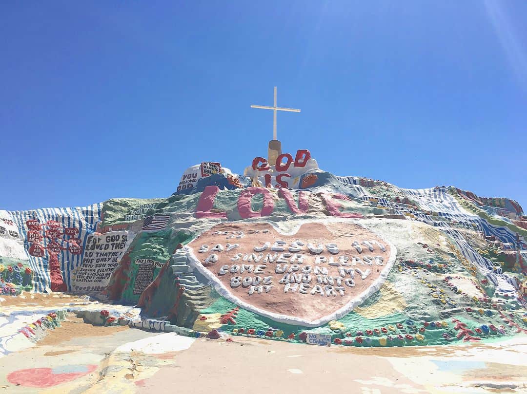 落合砂央里さんのインスタグラム写真 - (落合砂央里Instagram)「LA旅行記続き サルベーションマウンテンにも行きました🚙 砂漠を走っていると突如現れるカラフルな山…！ 可愛くて大興奮でした❤️ #america #salvationmountain #とにかく暑い」7月6日 15時16分 - ochiaikun