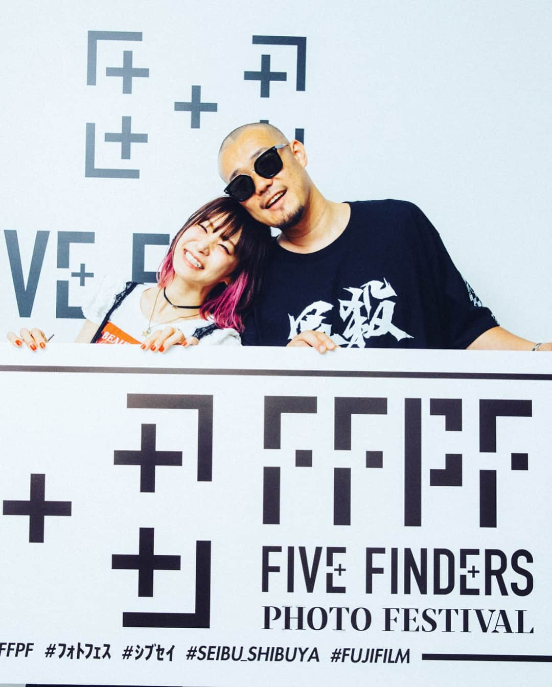 LiSAさんのインスタグラム写真 - (LiSAInstagram)「「FIVE FINDERS PHOTO FESTIVAL」みんなからたくさんみたよーって報告もらって嬉しい⠒̫⃝ 写真いただいたので載せるっ。 楽しい(？)写真展の楽しみ方⠒̫⃝ w/こいちゃん @kencrossfaith  #FFPF #フォトフェス」7月6日 15時15分 - xlisa_olivex