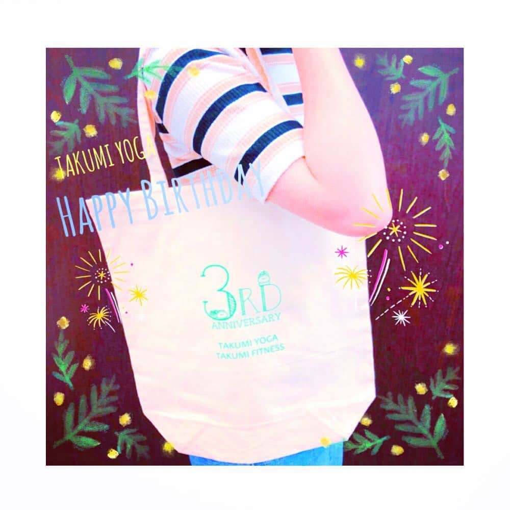 タクミヨガのインスタグラム：「💖🎂タクミヨガ3周年記念🎂💖 ． いつもお世話になっている皆様に💐ささやかなプレゼント💐を…ということで、なんとなんと✨この度タクミヨガ、エコバッグ🌏♻️作っちゃいました💖 ． 生成りの生地にグリーンのプリント🍀タクミヨガ公式(？)キャラクターのカエル🐸くんもちょこんと💕 ． ヨガやフィットネスにいらっしゃる際はもちろん、お買い物やちょっとそこまで…などなどいろんなシーンでお使いいただけたら✨と思い作成致しました😊💓 . ． ✨🎁プレゼント詳細🎁✨ ． 7月9日(月)〜7月20日(金)の期間中お越しくださったお客様に、お一人様につきおひとつ🎁プレゼントさせていただきます💖(たくさんご用意はしておりますが、無くなり次第終了とさせていただきます。予めご了承くださいませ。) ． 皆様のご来店お待ちしております😍❤️ ． ． #記念プレゼント #エコバッグ #3周年  #タクミヨガ #ヨガ #ヨガスタジオ #ヨガレッスン #ヨガ教室 #朝ヨガ  #長久手 #長久手市 #長久手ヨガ #長久手スタジオ  #愛知 #ヨガインストラクター #takumiyoga #yoga #fitness #training #nagakute  #タクミフィットネス」
