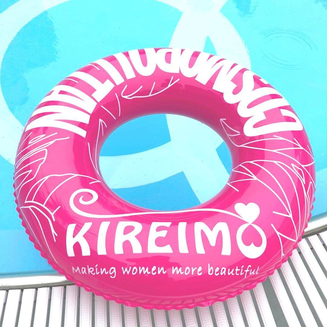 KIREIMOさんのインスタグラム写真 - (KIREIMOInstagram)「明日7月7日にホテルニューオータニで開催されるインターナショナルマガジン 『COSMOPOLITAN』の夏の定番イベント 「COSMOPOLITAN SUMMER Party」にキレイモが協賛💕 . 会場内では今回のイベントのために用意された、キレイモ浮き輪が登場✨ キレイモブースではオリジナルTシャツやスペシャルヨガマットのプレゼント🎁 ひと休みできるデッキチェアー🍹ハワイ旅行プレゼントキャンペー ン🌺など盛りだくさんのコンテンツを用意しております！是非遊びに来てくださいね😘 . #KIREIMO #キレイモ #ハワイ #コスモポリタン #コスモサマパ」7月6日 16時29分 - kireimo_official