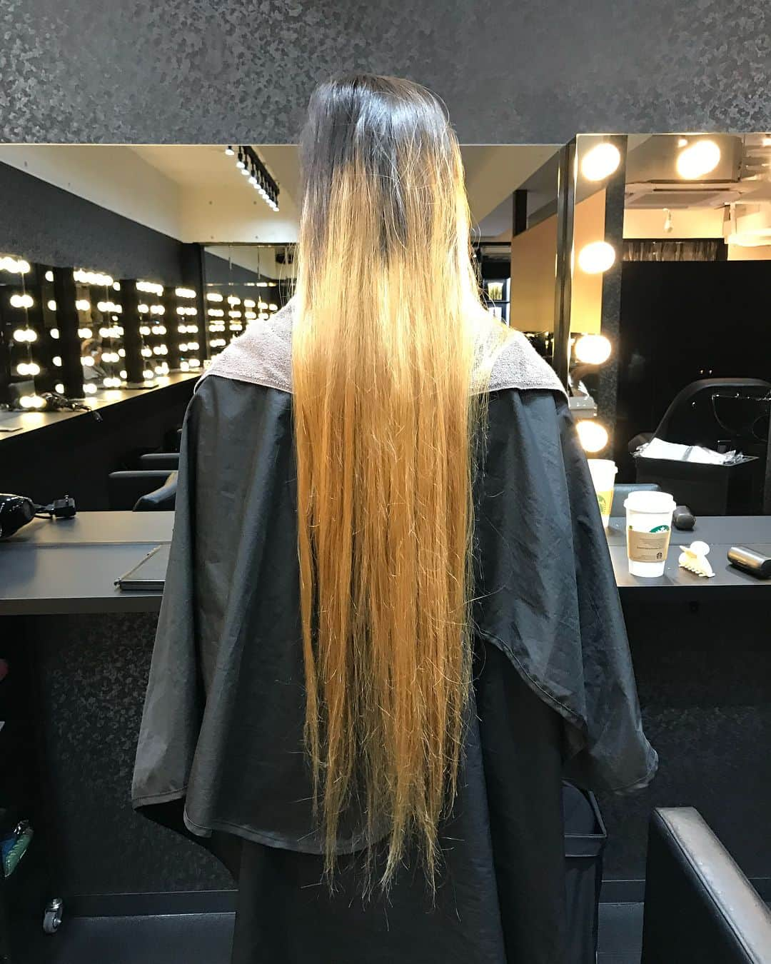 平野ジェニファーさんのインスタグラム写真 - (平野ジェニファーInstagram)「Before and after my hair day @goldsalontokyo. Annette did an amazing job and went over and beyond my expectations. Best hair salon I have ever been to in Japan or even America. They gave me the best advice for after care and Howard explained everything so well. Thank you so much I am definitely coming back and never leaving! #goldsalontokyo #hairproblems #longhair #notorange jlpga #needhelp #tourlife #besthairsalon #happy #thrilled #lovemyhair #amazing #photooftheday #girl #hair #lovegolf #golfergirl #golfer #haircolortokyo #japan #平野ジェニファー」7月6日 16時37分 - hiranojennifer