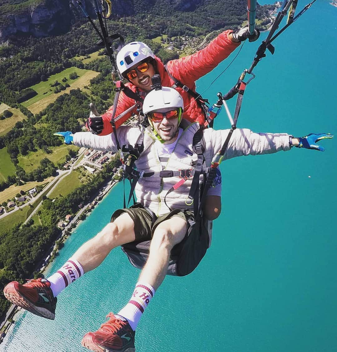 オンドレイ・ホタレックさんのインスタグラム写真 - (オンドレイ・ホタレックInstagram)「Flying into the weekend... Huge thanks to @theoadb for this incredible experience, even tho I found out I suffer motion sickness. Good that Theo had a few paper bags anyways this picture wouldnt be pretty.  Meno male che il mio istruttore aveva un paio di sacchetti di carta, perche ho scoperto che paragliding mi ribalta lo stomaco sotto sopra. Non sarebbe una foto bellissima... #motionsickness #paragliding  #amazing #coolpicture #travel  #travelingram #experience  #tgif #enjoylife #activities #best #vacation #annecy」7月6日 17時28分 - ondrejhotarek