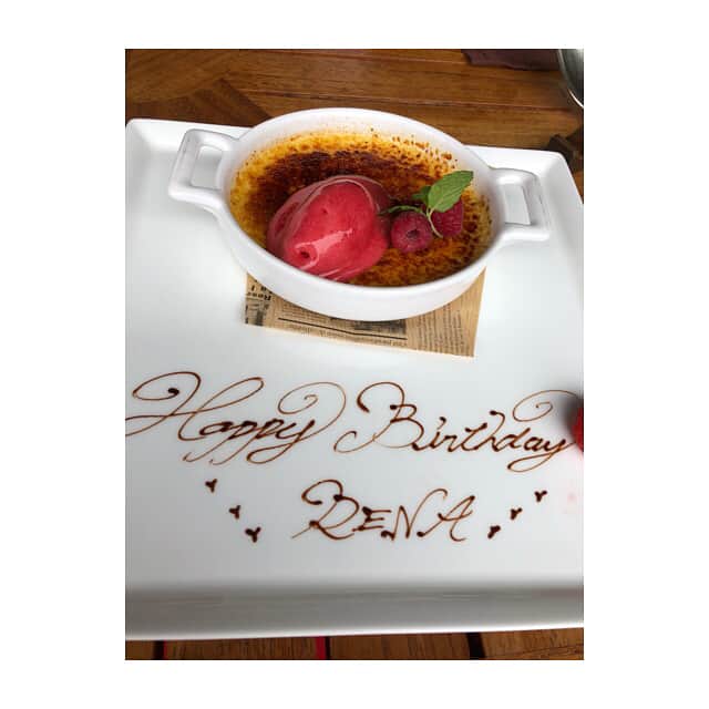 秋元玲奈さんのインスタグラム写真 - (秋元玲奈Instagram)「親友が誕生日のお祝いをしてくれました(^^)毎年ありがとう💕 昔は誕生日が来るのを楽しみにしていたのに、30超えるともはや誕生日なんて忘れたいくらいです😅 #何歳になったのかは #敢えて触れません #永遠に20代希望 #7月生まれ #子連れランチ #バースデーサプライズ  #同級生ベビー #生後8ヶ月」7月6日 17時49分 - rena_akimoto