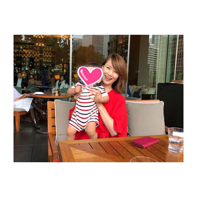 秋元玲奈さんのインスタグラム写真 - (秋元玲奈Instagram)「親友が誕生日のお祝いをしてくれました(^^)毎年ありがとう💕 昔は誕生日が来るのを楽しみにしていたのに、30超えるともはや誕生日なんて忘れたいくらいです😅 #何歳になったのかは #敢えて触れません #永遠に20代希望 #7月生まれ #子連れランチ #バースデーサプライズ  #同級生ベビー #生後8ヶ月」7月6日 17時49分 - rena_akimoto
