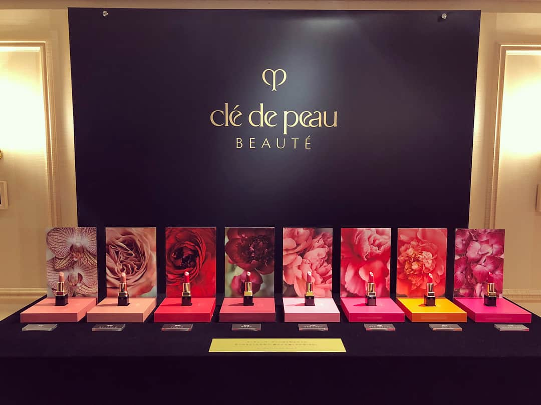 藤井明子さんのインスタグラム写真 - (藤井明子Instagram)「今日は「clé de peau BEAUTÉ Radiant Journey」にご招待いただき行ってきました。2018A/Wのテーマ「Radiant journey」に合わせて、なんとあの「THE ROYAL EXPRESS」を貸し切って新作ルージュを試せるという贅沢にも程がある体験会！！ 7月21日発売のルージュアレーベルカシミアは、マットなのに全くカサつかないどころか潤ってつけ心地良し、縦じわも防いでくれるさすがのclé de peau BEAUTÉクオリティ。外見も中身も贅沢感たっぷりで、特別な日につけたい一本が見つかりそう♡1枚目の写真はコクリコという色をつけていただきましたよー( ´ ▽ ` ) 感動しすぎたのでたくさん写真載せときまする！！！！ @cledepeaubeaute  #THEROYALEXPRESS #自分じゃ乗れない電車 #隅から隅まで贅&沢 #お食事も全部美味しかった #伊豆急下田駅行き #そして到着後10分で帰りの電車 #泊まりたい.... #明日の仕事がうらめしや #クレドポーボーテ #カシミアマット #マットリップ #ルージュアレーブルカシミア #ルージュ #cledepeaubeaute #radiantjourney #Promotion」7月6日 18時41分 - fujiko0207