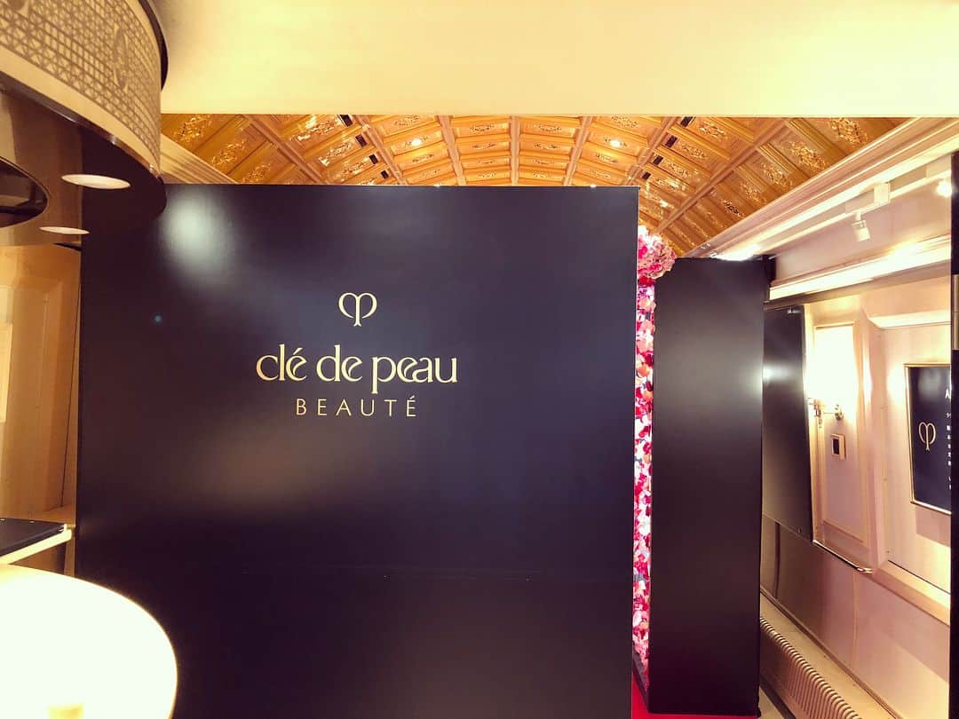 藤井明子さんのインスタグラム写真 - (藤井明子Instagram)「今日は「clé de peau BEAUTÉ Radiant Journey」にご招待いただき行ってきました。2018A/Wのテーマ「Radiant journey」に合わせて、なんとあの「THE ROYAL EXPRESS」を貸し切って新作ルージュを試せるという贅沢にも程がある体験会！！ 7月21日発売のルージュアレーベルカシミアは、マットなのに全くカサつかないどころか潤ってつけ心地良し、縦じわも防いでくれるさすがのclé de peau BEAUTÉクオリティ。外見も中身も贅沢感たっぷりで、特別な日につけたい一本が見つかりそう♡1枚目の写真はコクリコという色をつけていただきましたよー( ´ ▽ ` ) 感動しすぎたのでたくさん写真載せときまする！！！！ @cledepeaubeaute  #THEROYALEXPRESS #自分じゃ乗れない電車 #隅から隅まで贅&沢 #お食事も全部美味しかった #伊豆急下田駅行き #そして到着後10分で帰りの電車 #泊まりたい.... #明日の仕事がうらめしや #クレドポーボーテ #カシミアマット #マットリップ #ルージュアレーブルカシミア #ルージュ #cledepeaubeaute #radiantjourney #Promotion」7月6日 18時41分 - fujiko0207