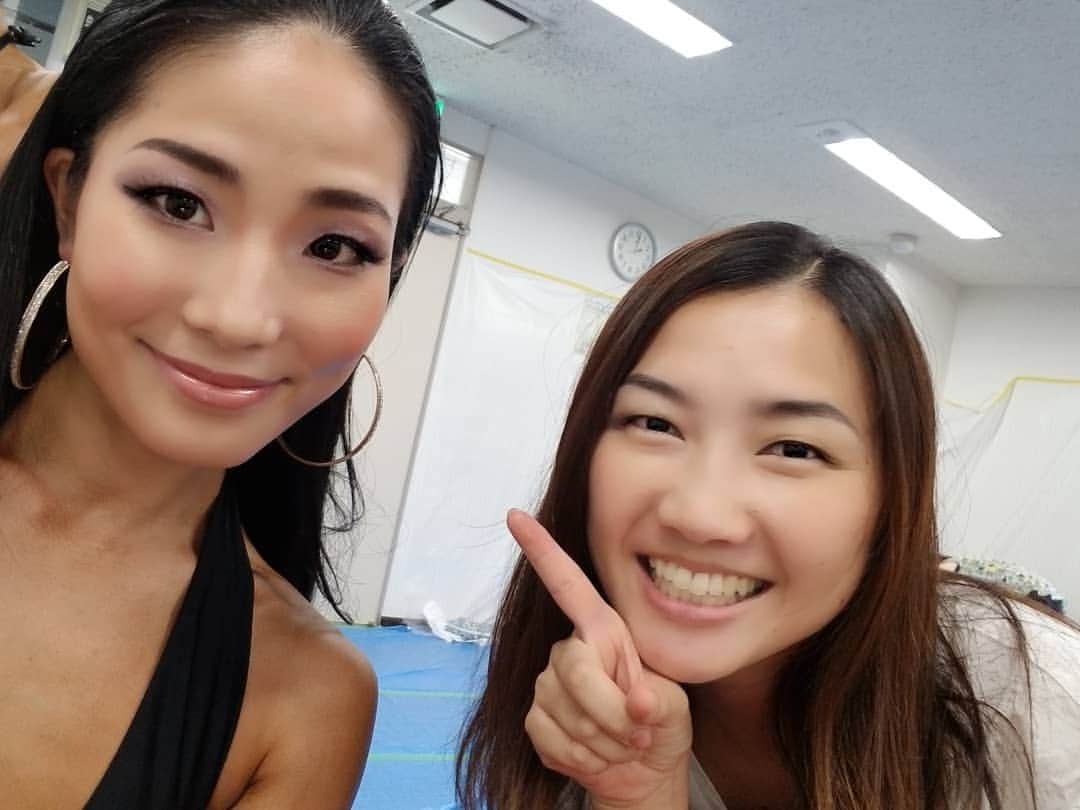 永吉令奈のインスタグラム：「NICA JAPANに出場するのにウォーキングやポージングをチェックしてくれたり、大会当日つきっきりでサポートしてくれたのは、2016ミスユニバース神奈川グランプリの高橋未来ちゃん💓 @tkhsmk229  今でこそ未来ちゃんって呼んでるけど、私がミスユニバース神奈川に出場したときは熱血指導コーチで、出場するほとんどの子が未来ちゃんにビクついてた(笑) 当時はフランクに接することできなかった人(笑)😁 終わってから先輩っていうより、友達とか姉のように頼りにしてました😊  当日は特に、何から何までサポートしてもらって、久しぶりに緊張する私のメンタルも支えてくれました✨  当日着たドレスは未来ちゃんにお借りしたドレス💓  ドレス選びに悩んでたときに、これどう！？って見せてくれたときにラインやビジューデザイン、色、どれをとっても私の理想のドレスだったので即決！🌟 ドレス選びに時間をかけなくてよかった分他のことに力を注げました✨  ただ、初めて着たときはその時絞れたと思ってた体でも、ファスナーがなかなか上がらず苦戦(笑) ファスナーにお肉はさまったほど(笑)  それが大会当日はすーーーっとファスナーが余裕かまして上がっていくのに私も未来ちゃんも驚きw  減量間に合って良かったw  これどうかな？って悩んだりしても未来ちゃんから いいんじゃない？って言われると何でも安心する私(笑)  未来ちゃん、本当に本当にありがとう☺️💓 私の頼れる存在🌟  これからもよろしくね💓  #nicajapan #高橋未来 #ロングドレス」