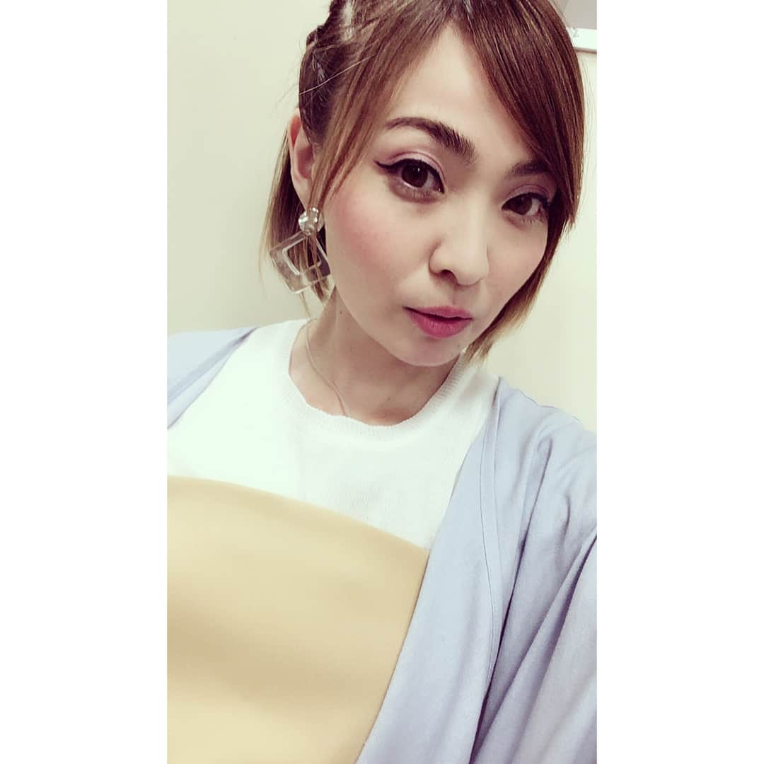 Minaさんのインスタグラム写真 - (MinaInstagram)「「生放送！BSジャパン 歌い継ぎたい昭和音楽祭」 いかがでしたでしょうか😊 素敵な昭和の名曲と大先輩方の素敵な歌…生放送という心地よい緊張感💕  番組に出演させて頂き 本当に楽しい時間を過ごす事が出来ました😊 ありがとうございました。  ただ… 1人になったミーナさん。  どうしても今日のスタイリングがあのキャラクターに見えてしまって…🤭 本番終了後… スタイリストさんの許可を得て…やってしまいました。 「バカボンのパパ2018 SUMMER」  お楽しみあれ🤗  #max #bsジャパン #生放送 #本番の緊張感から開放された私 #最後は壊れちゃいました#タイトル #バカボンのパパ #2018 #summer」7月7日 0時11分 - mina_1977