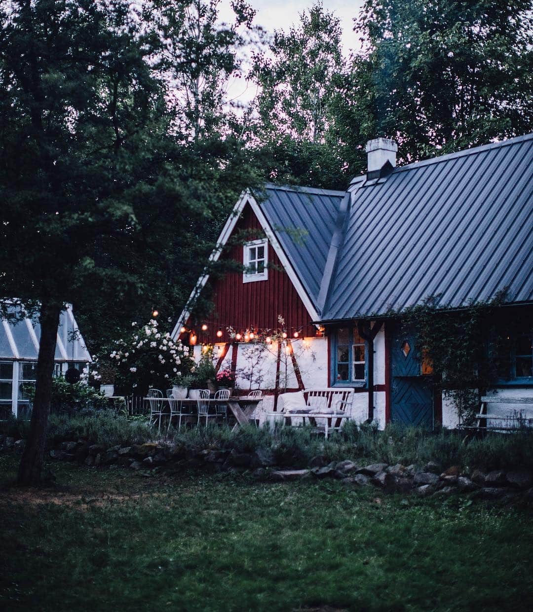 Our Food Storiesさんのインスタグラム写真 - (Our Food StoriesInstagram)「From a wonderful evening in Sweden last week ✨ We are currently working on a long blogpost about Skåne, with all our favorite spots and the most lovely airbnb in this beautiful region of Sweden. Can‘t wait to share it with you guys on Sunday ✨ #ourfoodstories_travel  ____ #momentslikethese #f52grams #diewocheaufinstagram #theweekoninstagram #visitskane #visitsweden #eveningmood #summerlife #summerfood #houseandgarden #gardeninspiration #simplejoys #verilymoment #lifeandthyme #vogueliving #vscomood #foodstylist #foodphotographer #germanfoodblogger #cntraveler #cntravelereats #neverstopexploring #stayandwander #chasinglight」7月7日 0時21分 - _foodstories_