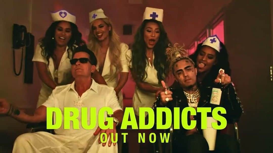 チャーリー・シーンのインスタグラム：「FINALLY!  Good Friday has arrived.  beat the heat, with an  ice-cold serving  of “Drug Addicts”! ©」