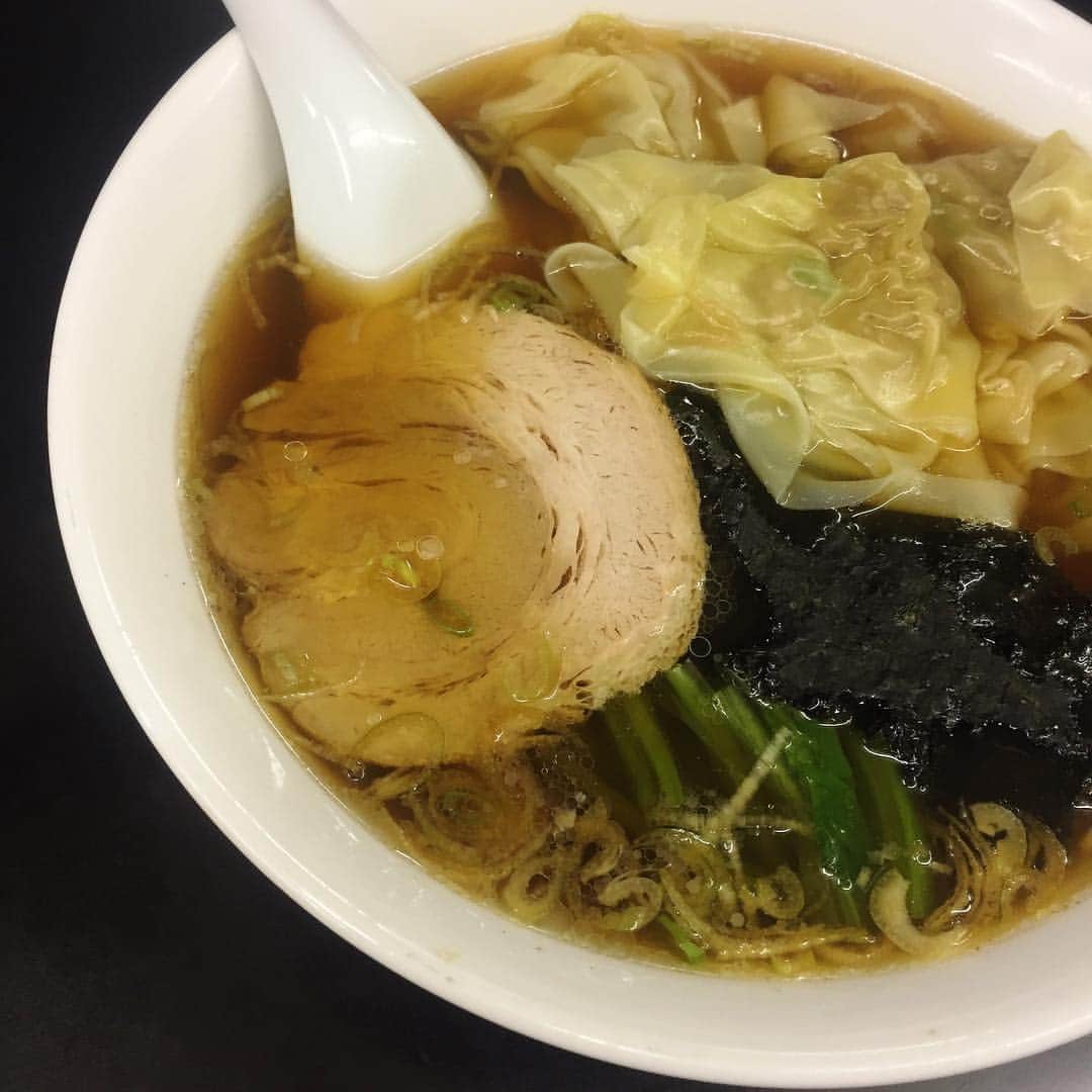 佐伯かのんのインスタグラム：「家の近くある幸楽みたいな中華屋さん🙄ワンタン麺大好きです😍  #ワンタン麺 #中華屋さん」