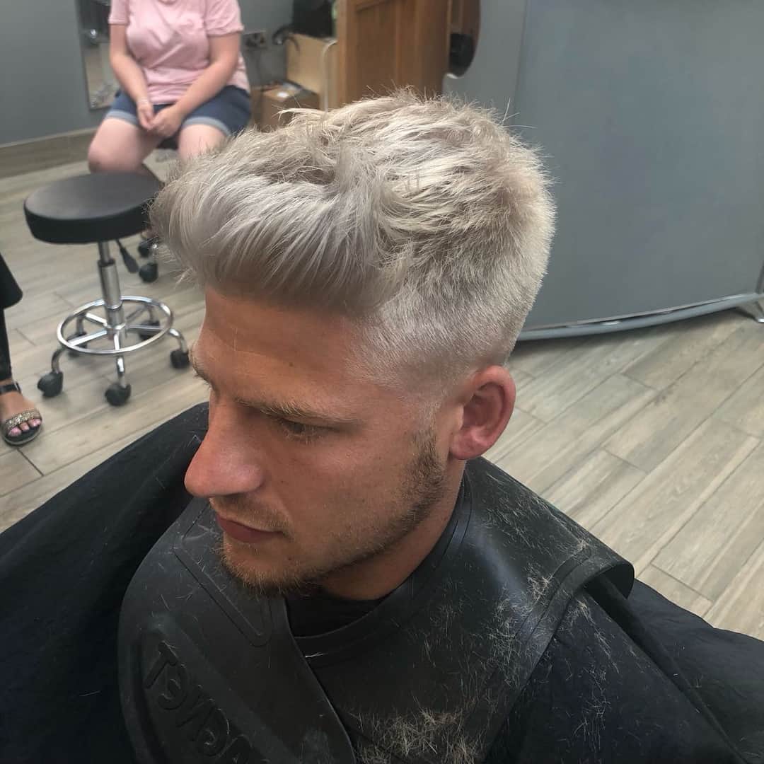 ロイド・イスグローヴのインスタグラム：「New hurrrr don’t carrrrre 💇🏼‍♂️🐕⚪️」