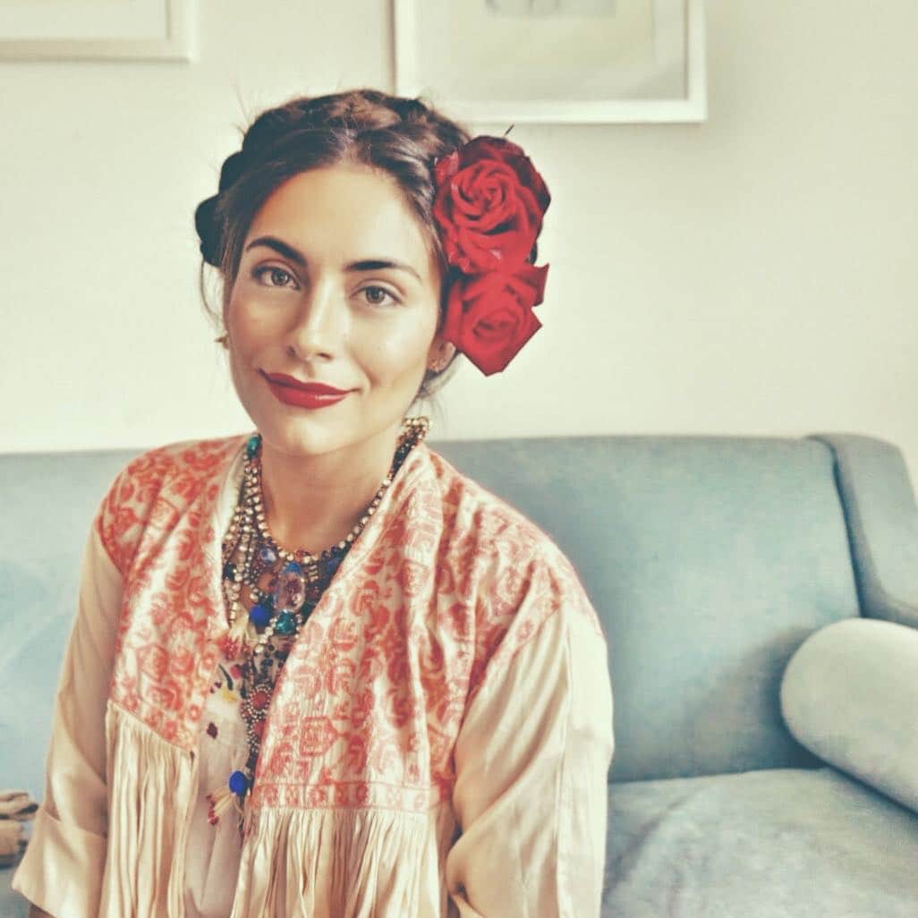 Ana Brenda Contrerasのインスタグラム：「“No reniego de mi naturaleza, no reniego de mis elecciones, de todos modos he sido muy afortunada.  Muchas veces en el dolor se encuentran los placeres más profundos, las verdades más complejas, la felicidad más certera. Tan absurdo y fugaz es nuestro paso por el mundo, que solo me deja tranquila el saber que he sido auténtica, que he logrado ser lo más parecido a mi misma que he podido”. Frida Kahlo. • • •  Feliz cumpleaños friducha de mis amores, muchas flores en tu día 🌹🎂 #fridakahlo」