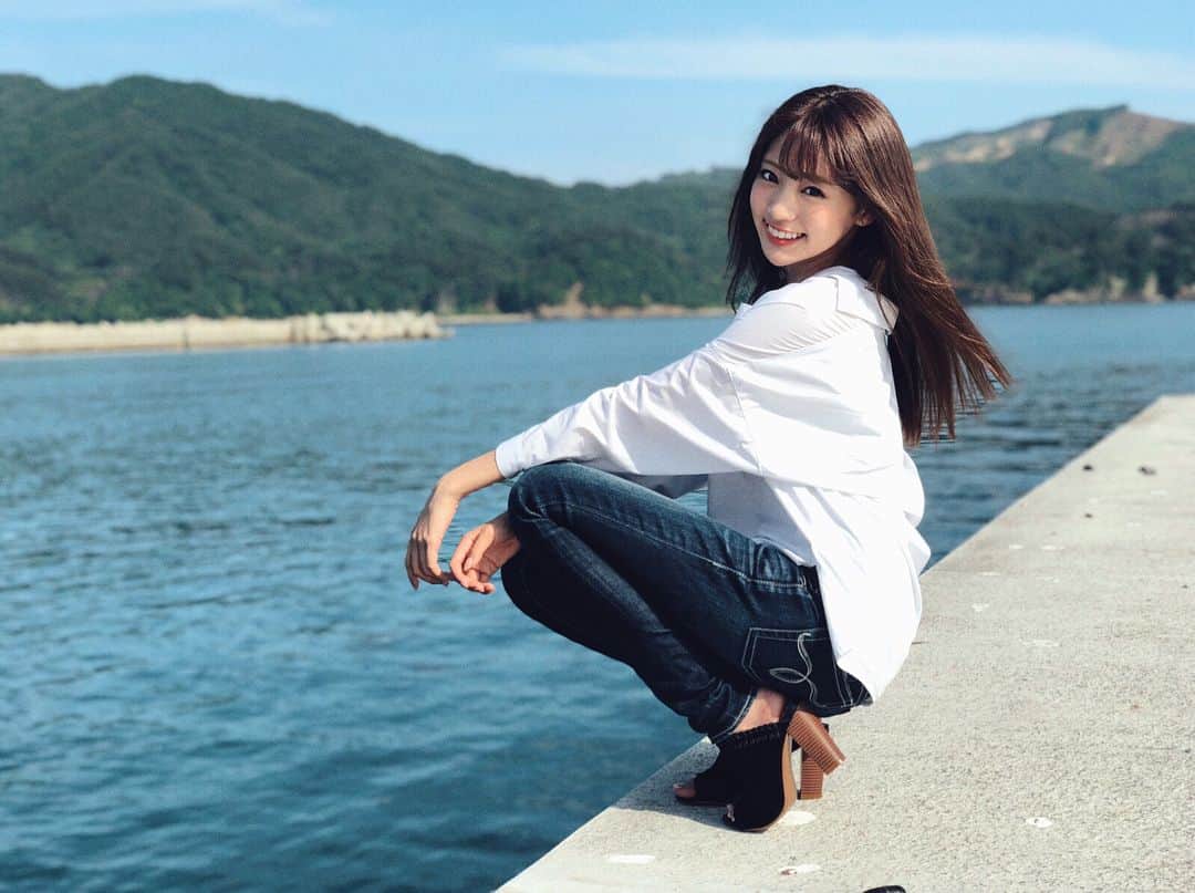 志田友美（ゆうみん）のインスタグラム：「今年は何回海に行くのだろーか🌊🐠♡♡ 釣りもしたいし、したい事たくさんあるわ！！ 去年は焼いたけど今年は焼かないようにしよーっと😚 夏になると真夏のオリオンめっちゃ聴きたくなるのあたしだけ？w #押すなよ押すなよ #sea #summer #sunset #instasummer」