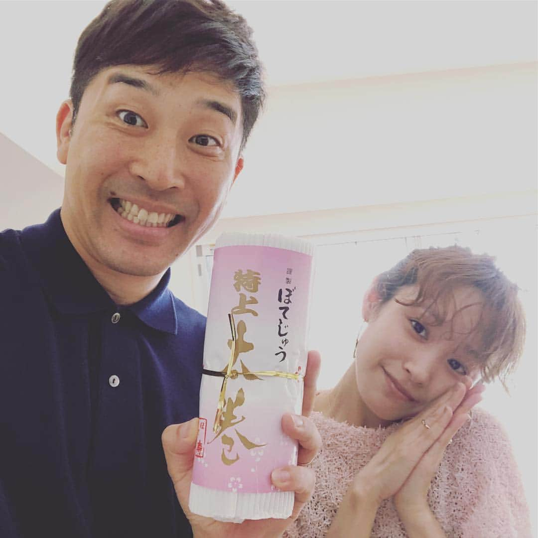 あべこうじさんのインスタグラム写真 - (あべこうじInstagram)「ㅤㅤㅤㅤㅤㅤㅤㅤㅤㅤㅤㅤㅤ  八戸のぼてじゅうさんの特上太巻でランチ‼️ サイコーにうます‼️ ご馳走さまでした。 ㅤㅤㅤㅤㅤㅤㅤㅤㅤㅤㅤㅤㅤ #まんぷく #ハッピィ #あべこうじ #ちゃん愛 #八戸 #ぼてじゅう #さいこー #特上 #太巻 #11種類 #醤油いらん #お腹ぱんぱん」7月7日 15時03分 - abe_happy