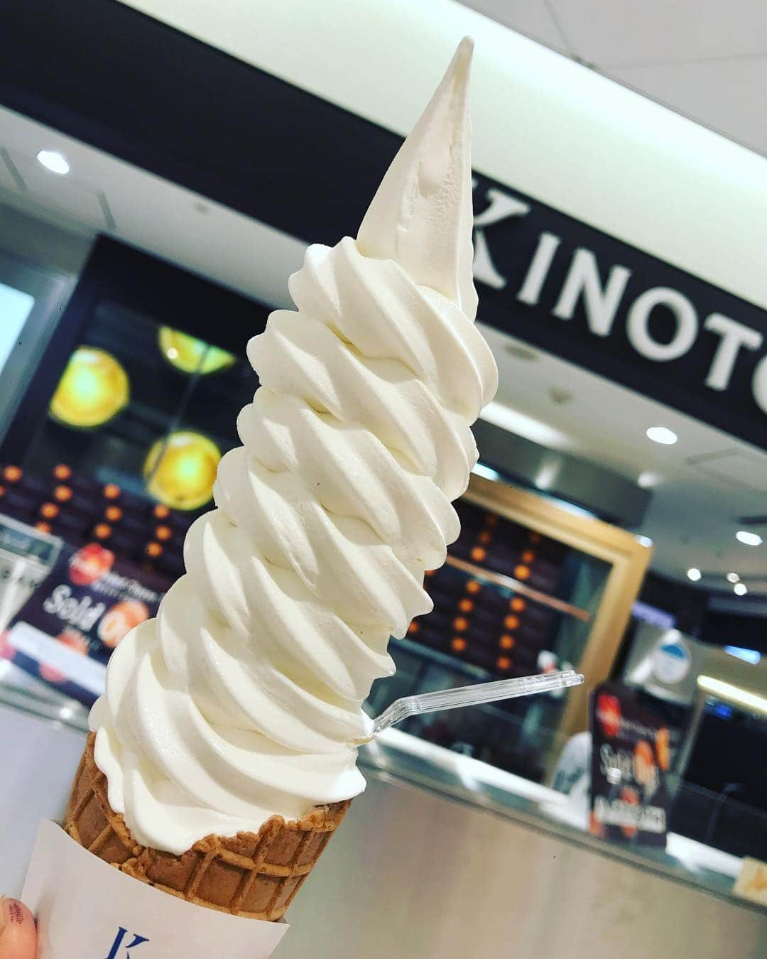 もえのあずきさんのインスタグラム写真 - (もえのあずきInstagram)「長すぎ😍🍦持ってるだけで注目浴びちゃうよ😂💓笑 北海道のソフトクリームは格別やなぁ🍦🍦🍦 #きのとやソフト#新千歳空港グルメ #ソフトクリーム」7月7日 15時43分 - moeazukitty