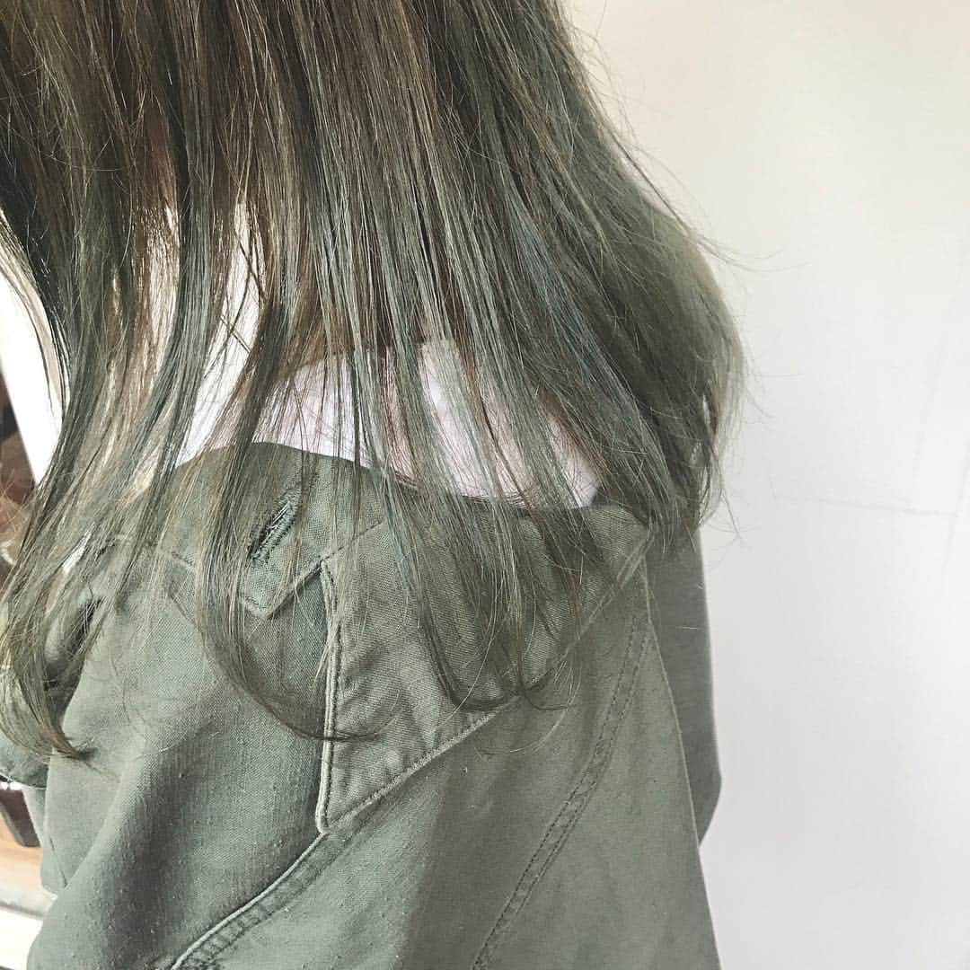 森田 幸助のインスタグラム：「3回ハイライトを入れるとブリーチに近い透明感出ます。ムラぽさが🙆‍♂️✨ #ハイライト#グリーン#透け感」