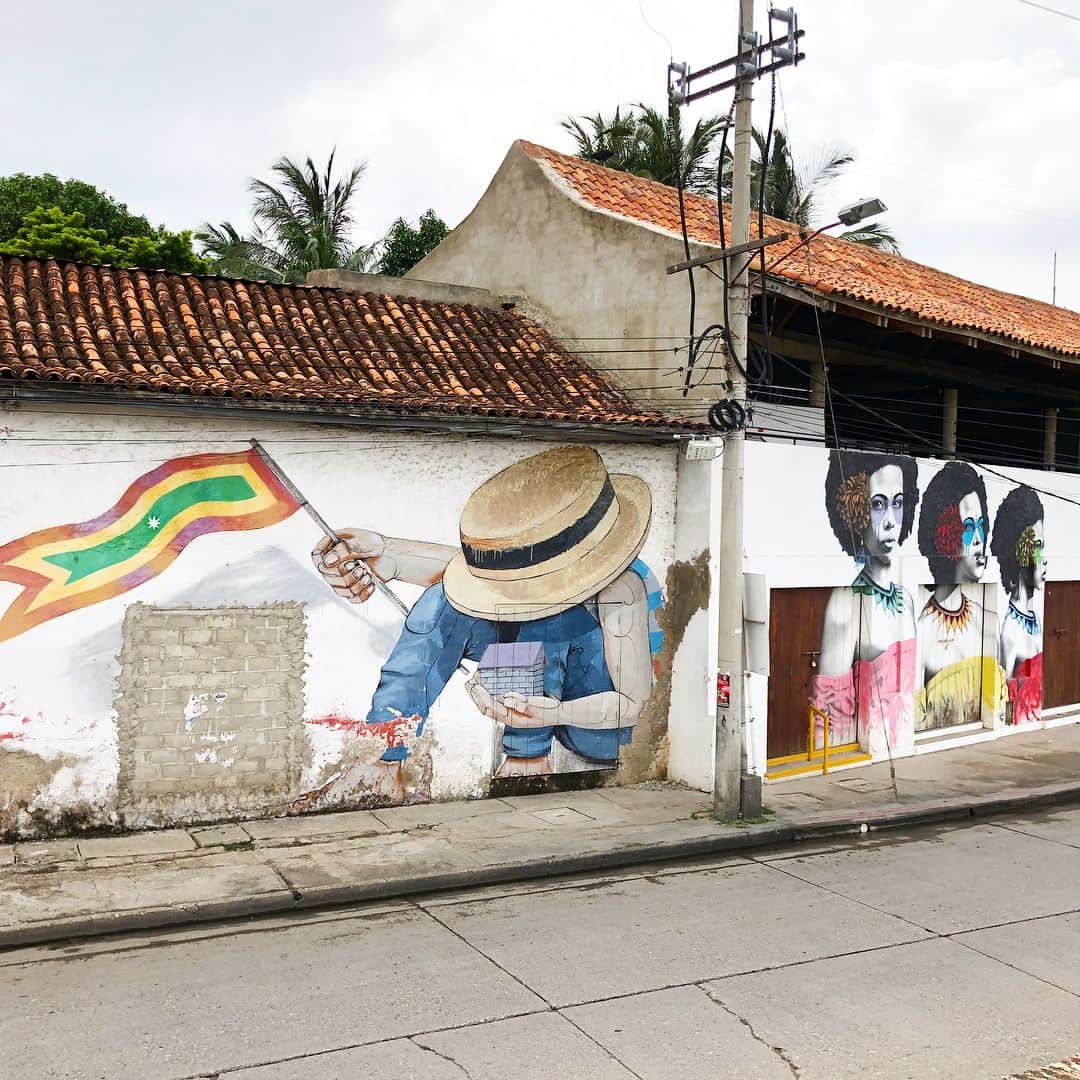 アリッサンドラ・アロノウのインスタグラム：「The walls of Getsemani are decorated with vibrant street art. It’s so moving to see the commentary on the past and present through the eyes of such talented artists.」