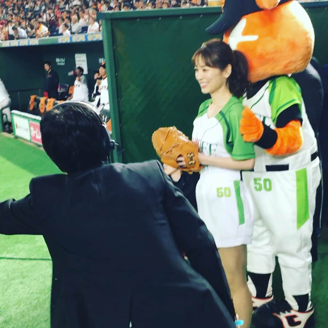 泉里香さんのインスタグラム写真 - (泉里香Instagram)「人生初の始球式は、すーーごく緊張してしまって頭の中は真っ白😳 周りの景色を見る余裕もなかったです😳笑 貴重な経験をさせて頂けて幸せです❗️ ありがとうございました❗️⚾️ #背番号は50#糖質50%オフ#カーボフ#carboff#はごろもフーズ#低糖質パスタ」7月7日 9時35分 - rika_izumi_